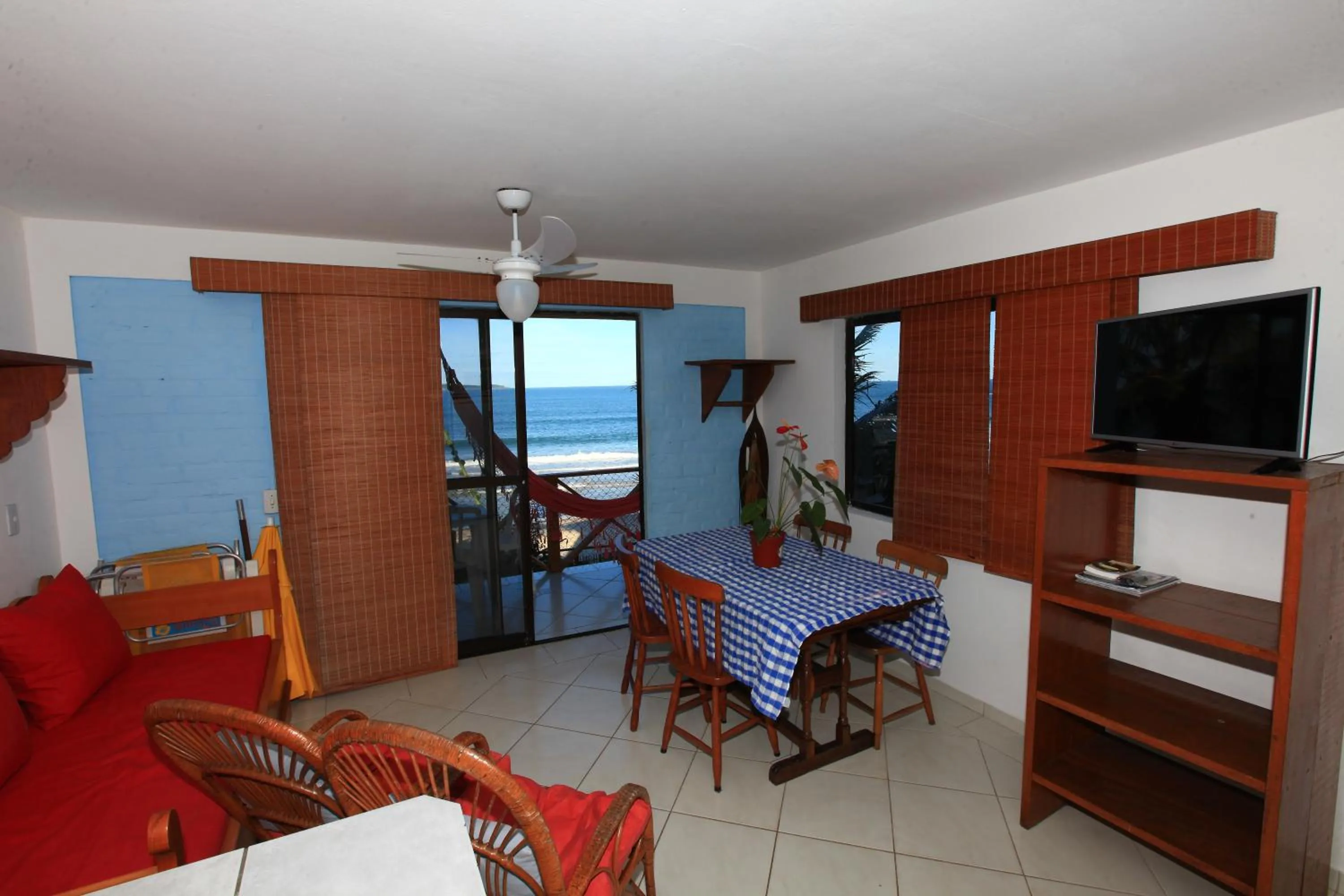 Communal lounge/ TV room in Pousada Hibisco