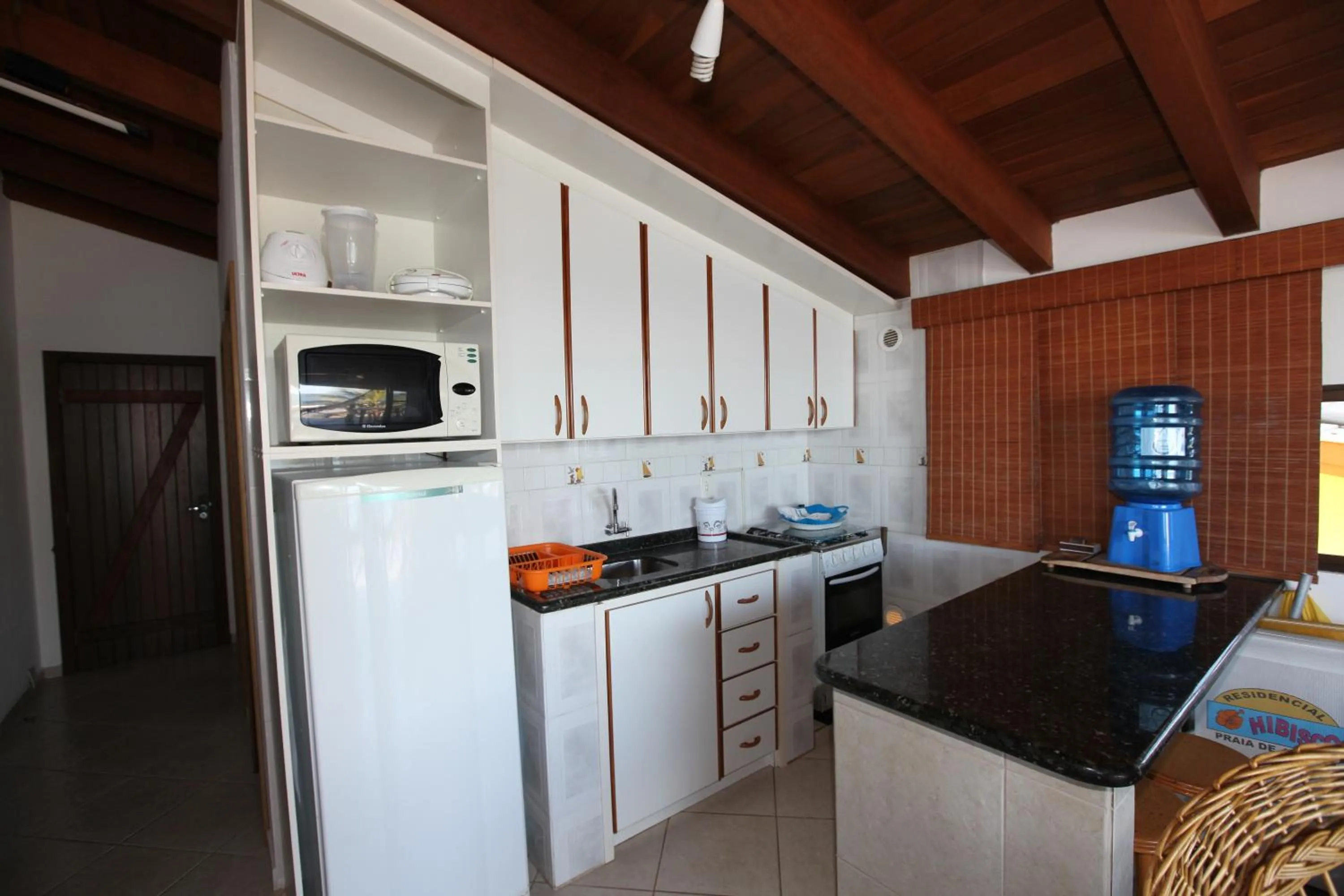 Kitchen or kitchenette in Pousada Hibisco