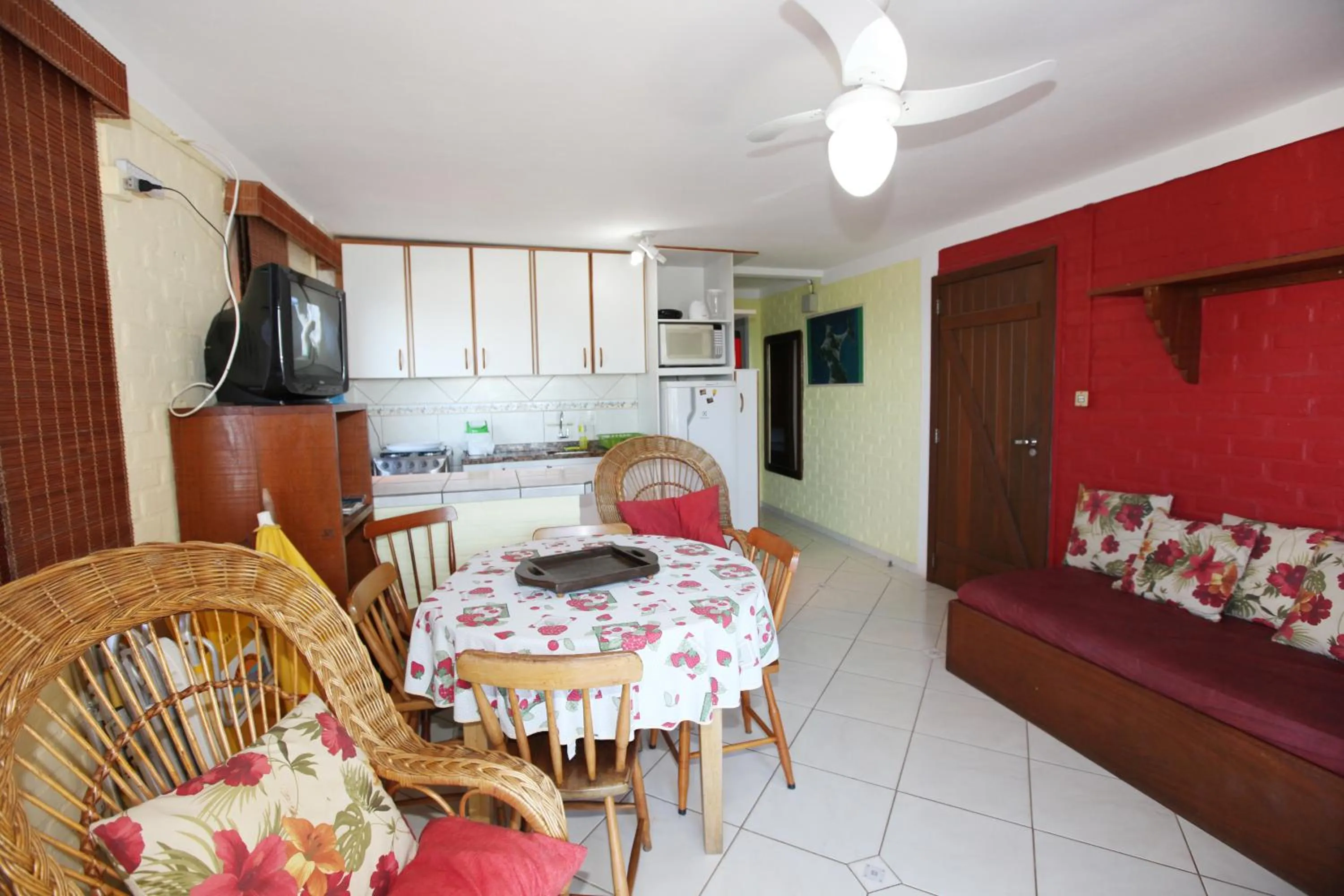 Kitchen or kitchenette in Pousada Hibisco