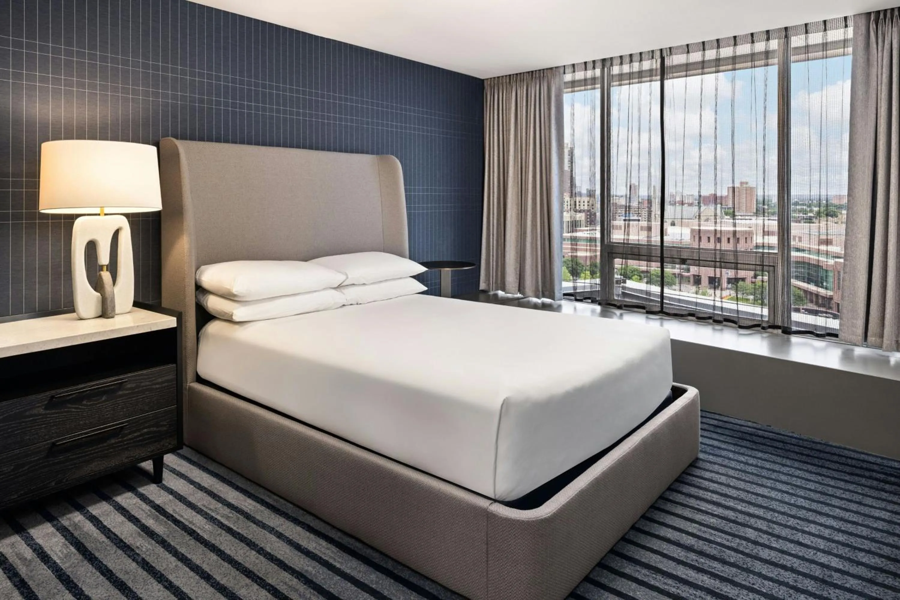 Bedroom, Bed in Sheraton Minneapolis Downtown Convention Center