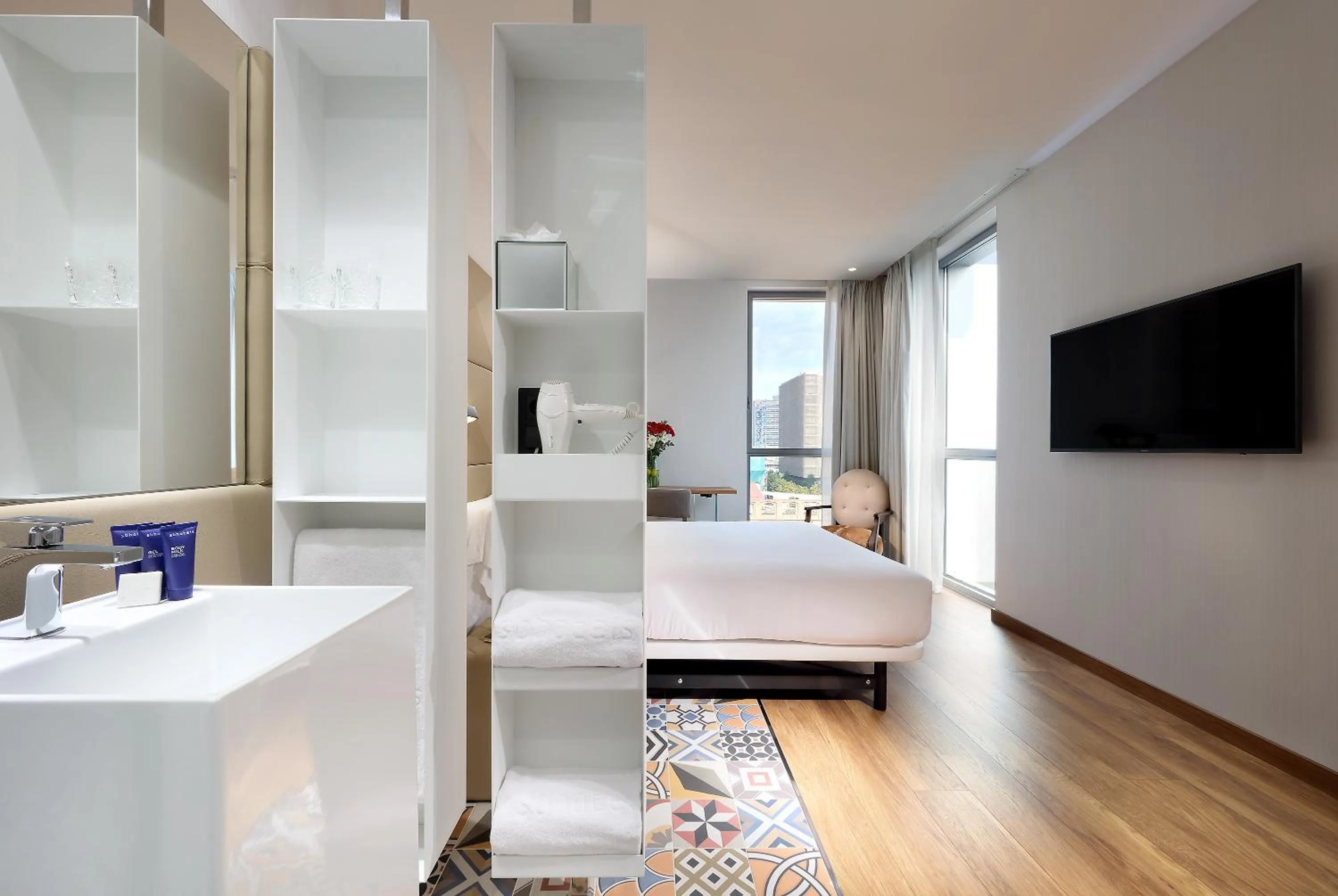 Bathroom, Bed in Hotel SB Glow 4 Sup