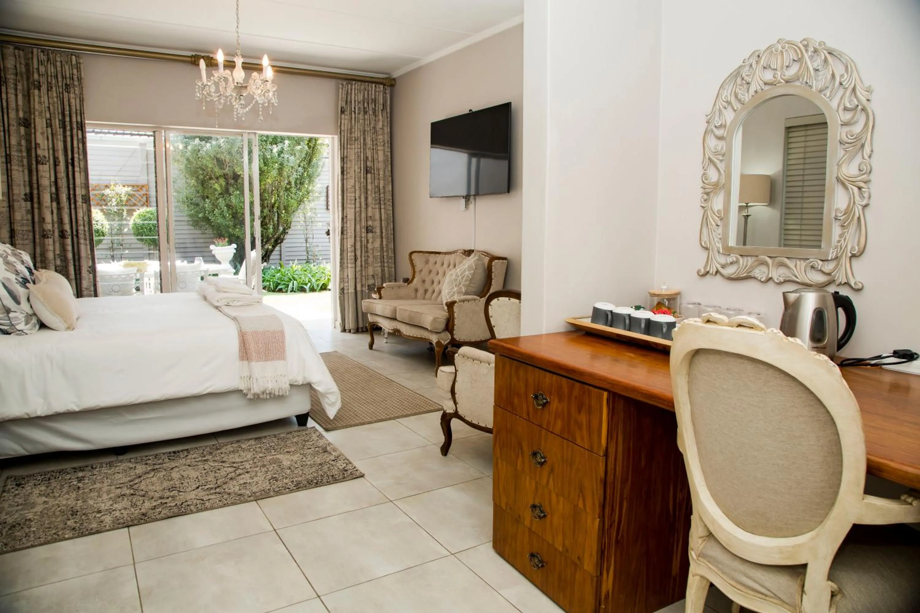 Property building, Bed in La Vida Luka - Luxury Guesthouse