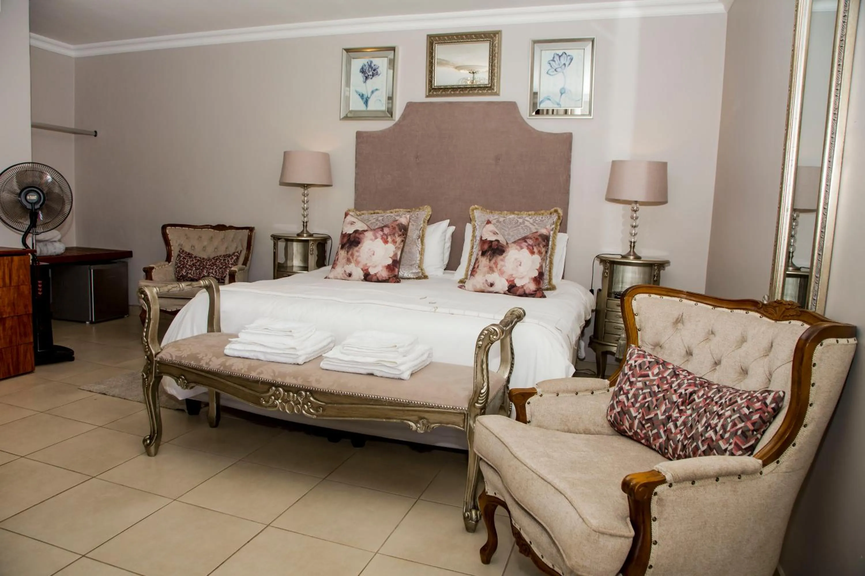 Property building, Bed in La Vida Luka - Luxury Guesthouse