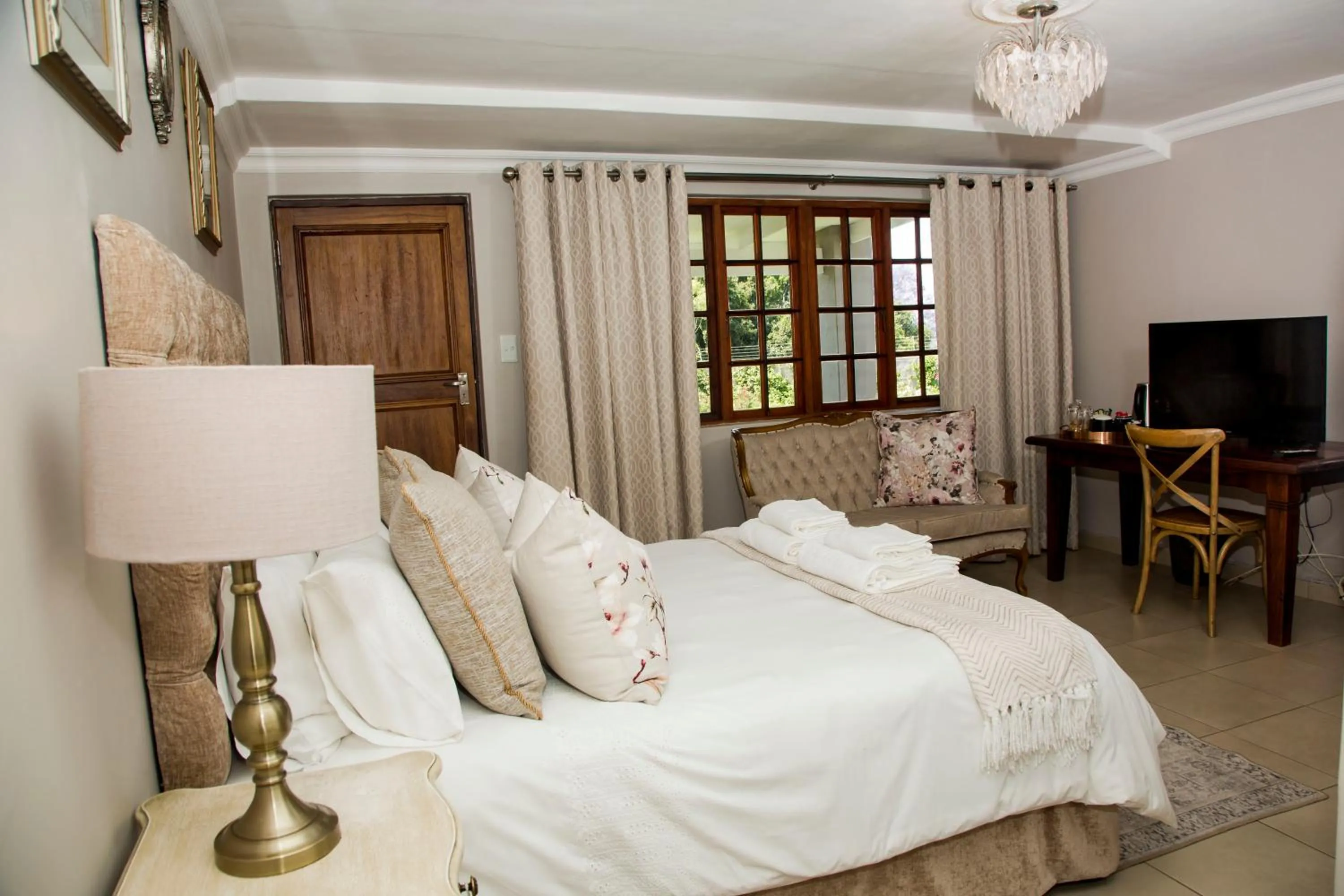 Property building, Bed in La Vida Luka - Luxury Guesthouse