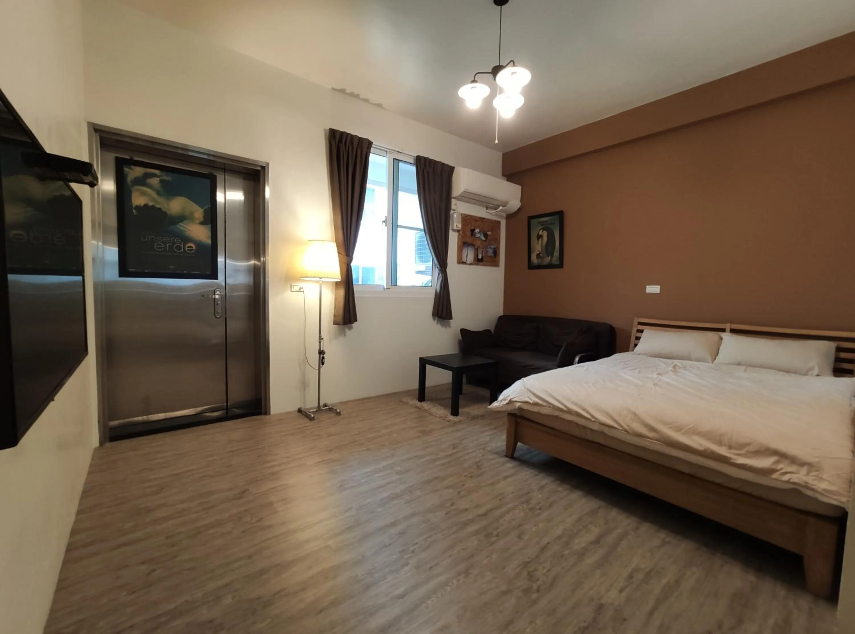 Photo of the whole room, Bed in Iron St. House