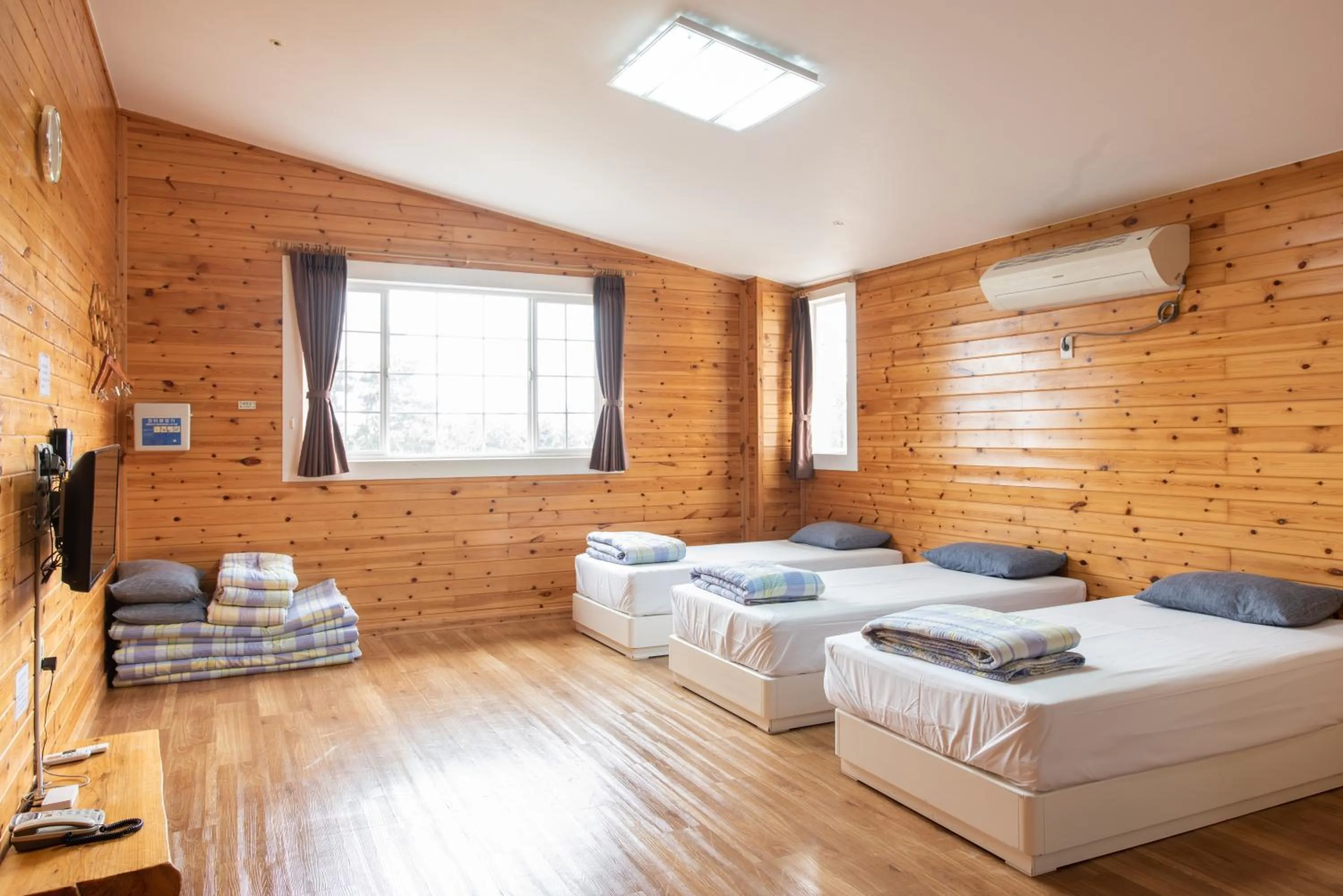 Photo of the whole room, Bed in Chamonix Resort