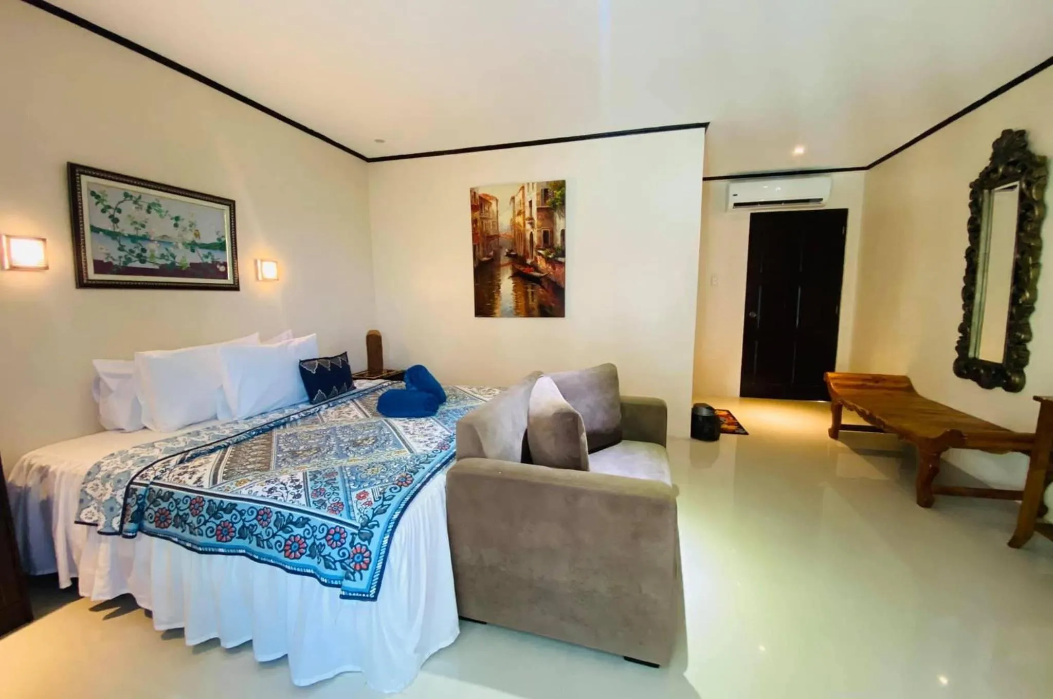 Photo of the whole room, Bed in Bentrina Diving Resort