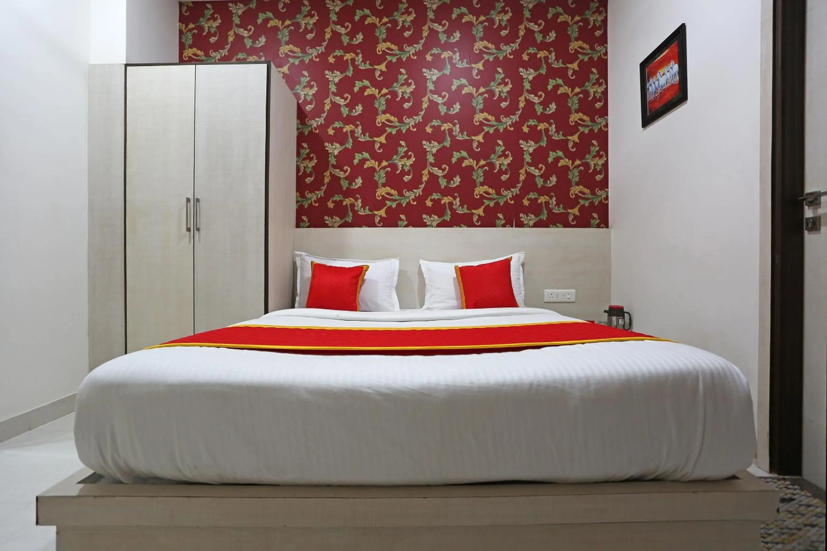 Bedroom, Bed in Super Capital O Swastika