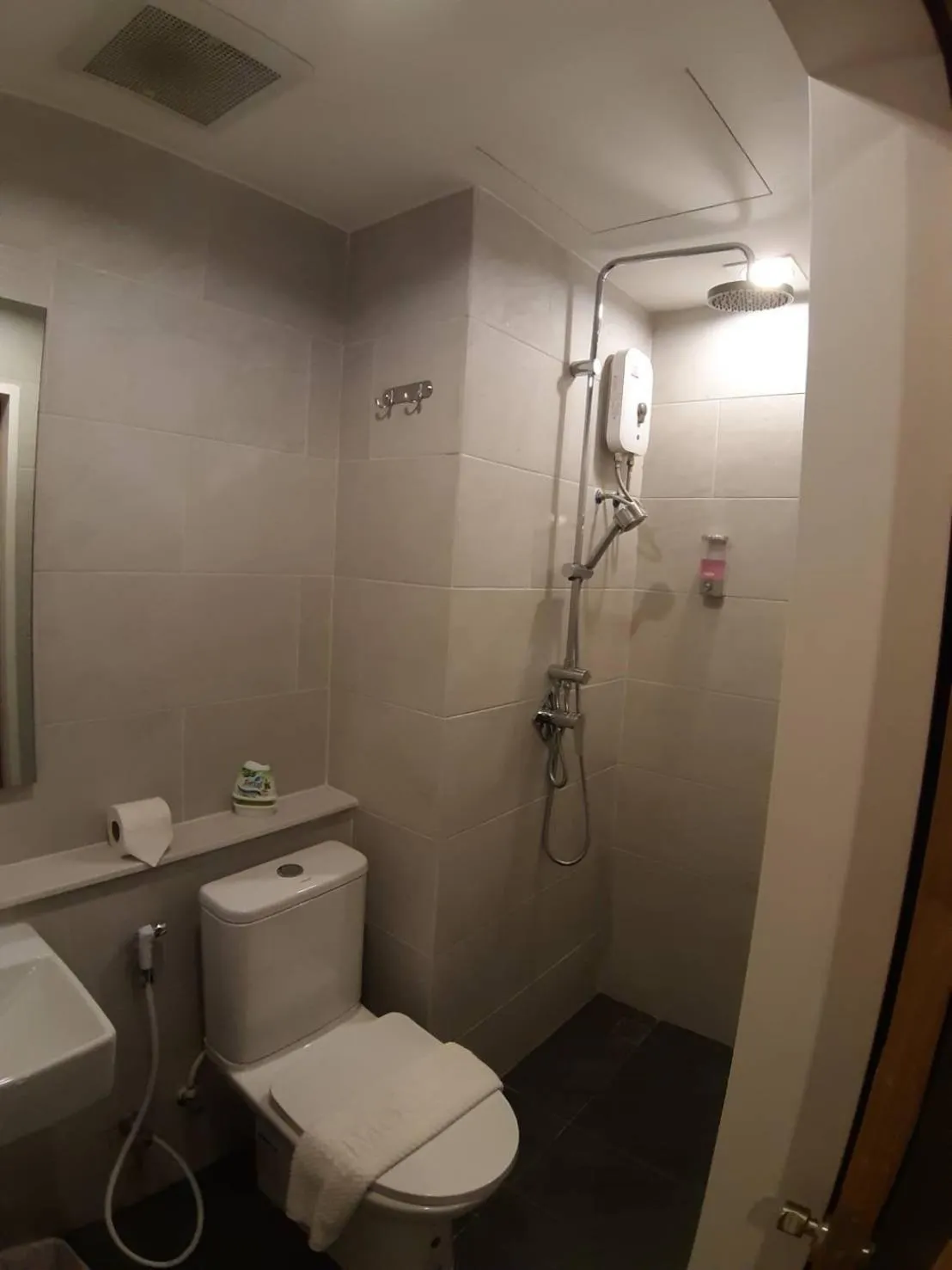 Bathroom in Collection O Pratunam 19 Hotel