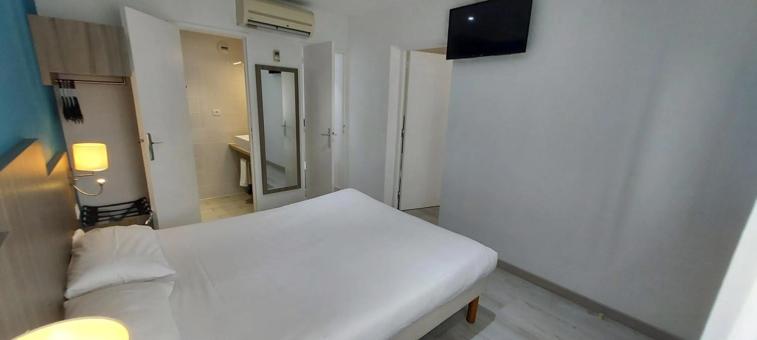 Bed in Brit Hotel Confort Manosque Cadarache