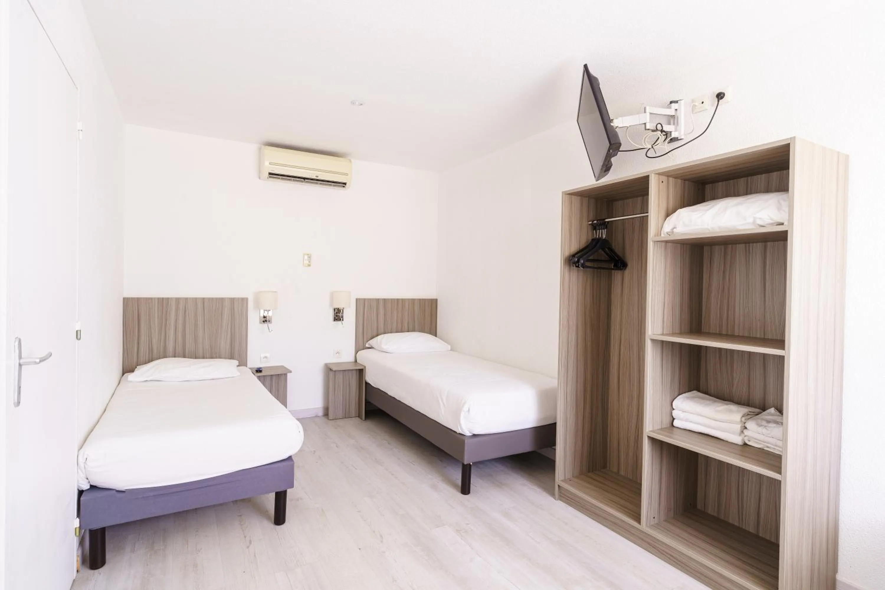 Bed in Brit Hotel Confort Manosque Cadarache