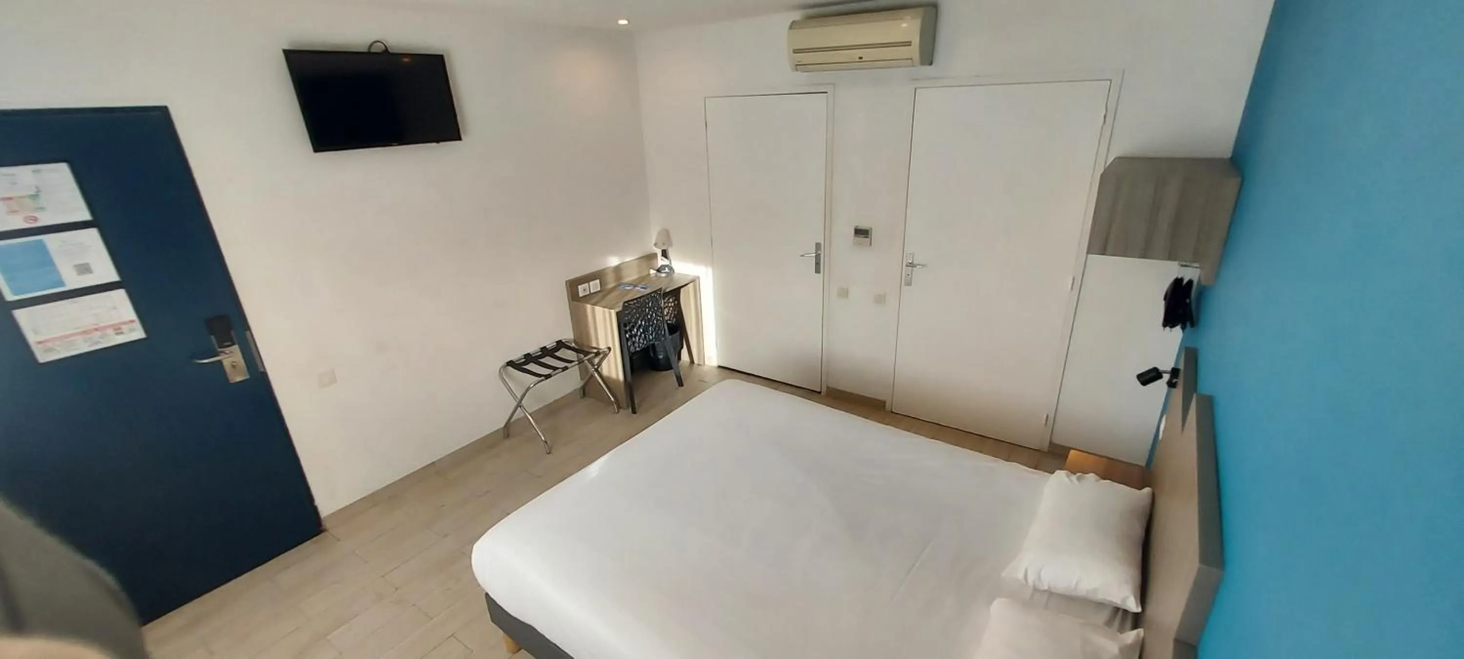 Bed in Brit Hotel Confort Manosque Cadarache