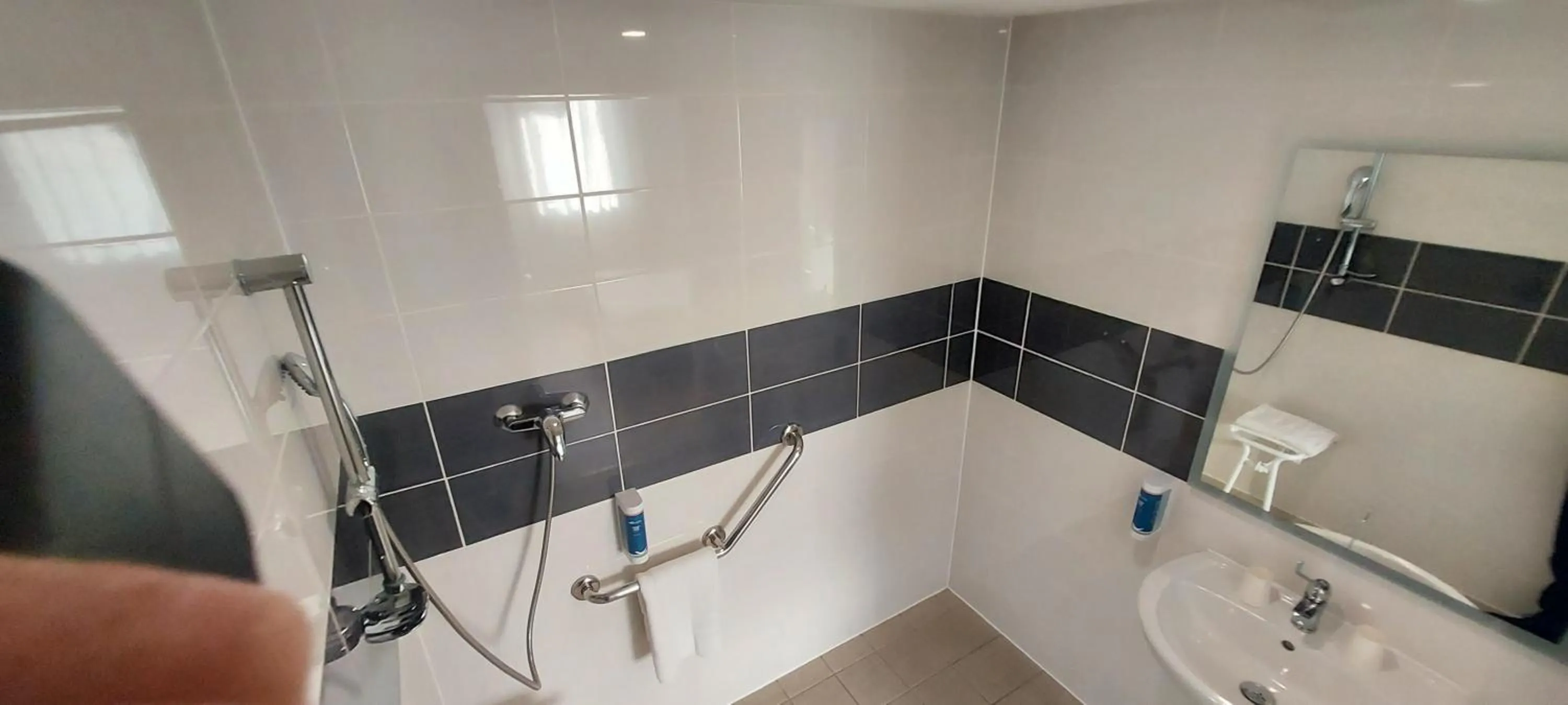 Shower in Brit Hotel Confort Manosque Cadarache