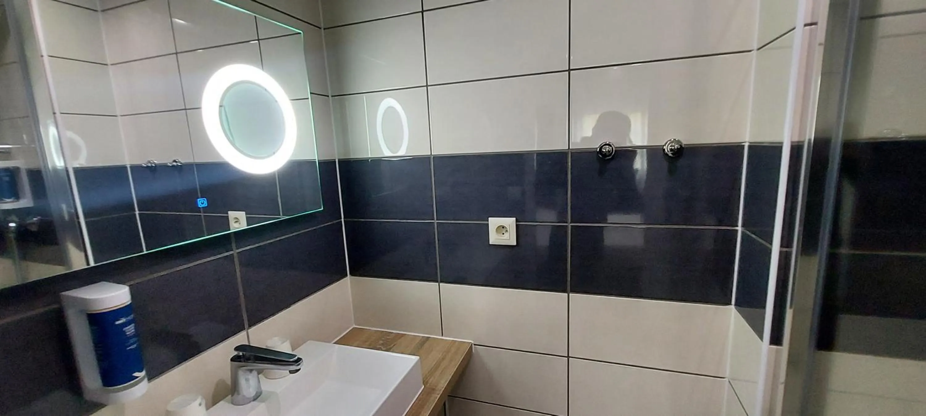 Shower in Brit Hotel Confort Manosque Cadarache