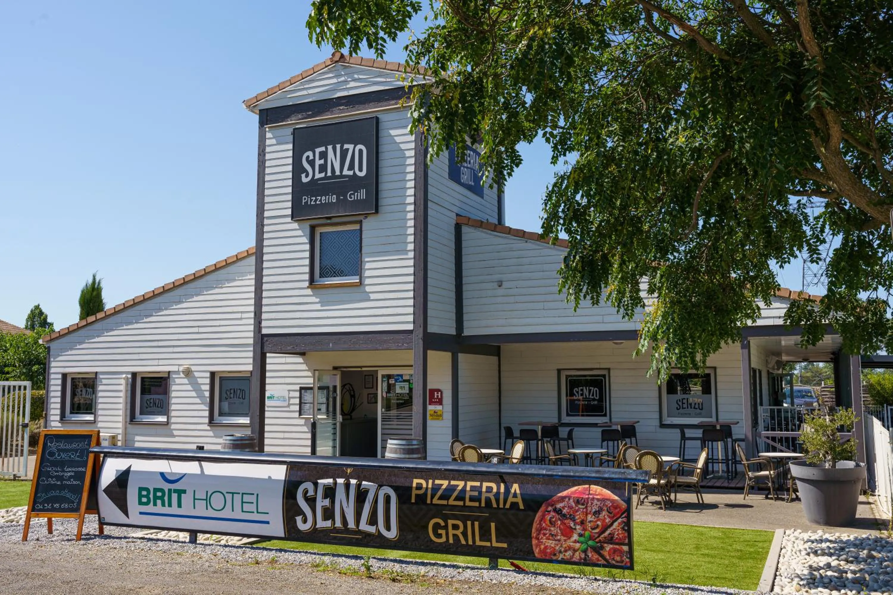 Property building in Brit Hotel Confort Manosque Cadarache