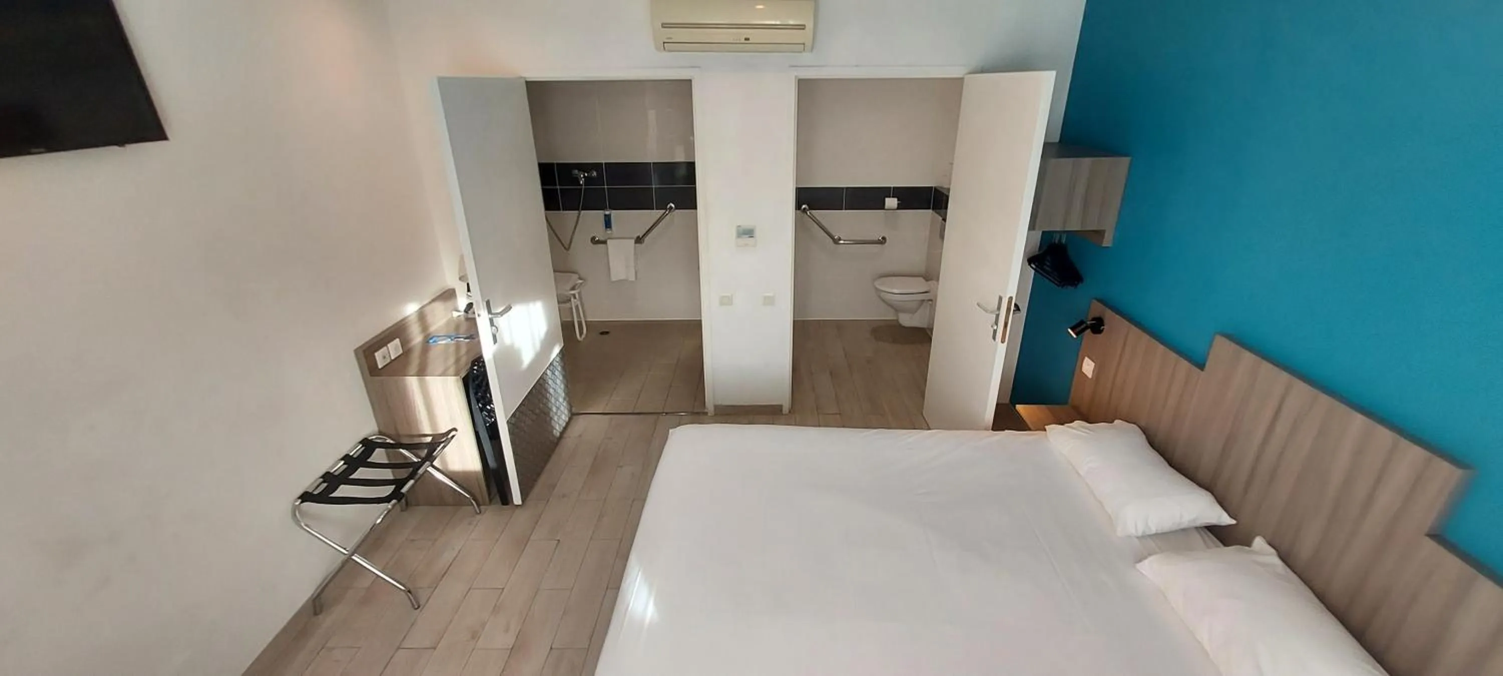 Bed in Brit Hotel Confort Manosque Cadarache