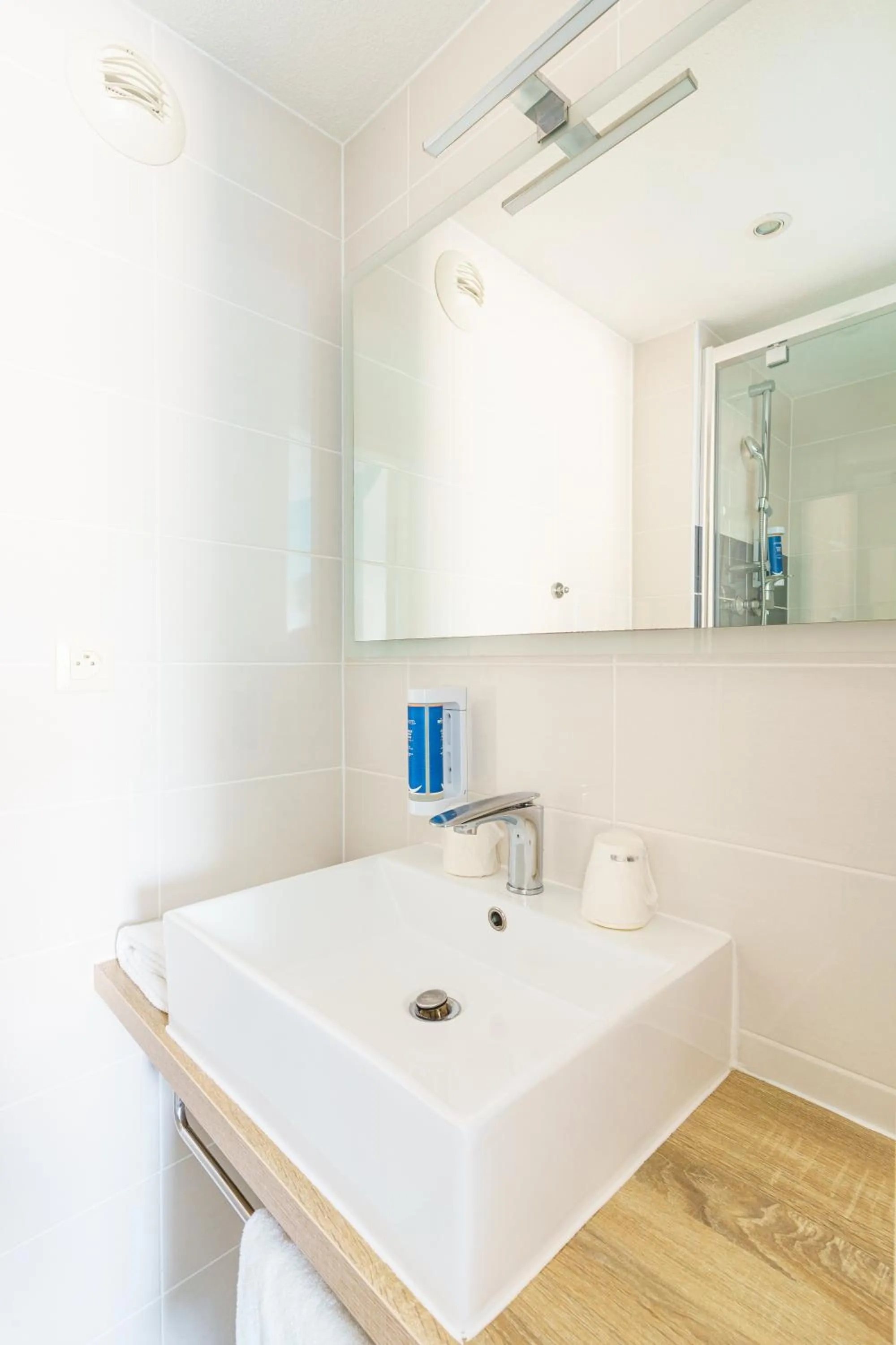 Bathroom in Brit Hotel Confort Manosque Cadarache