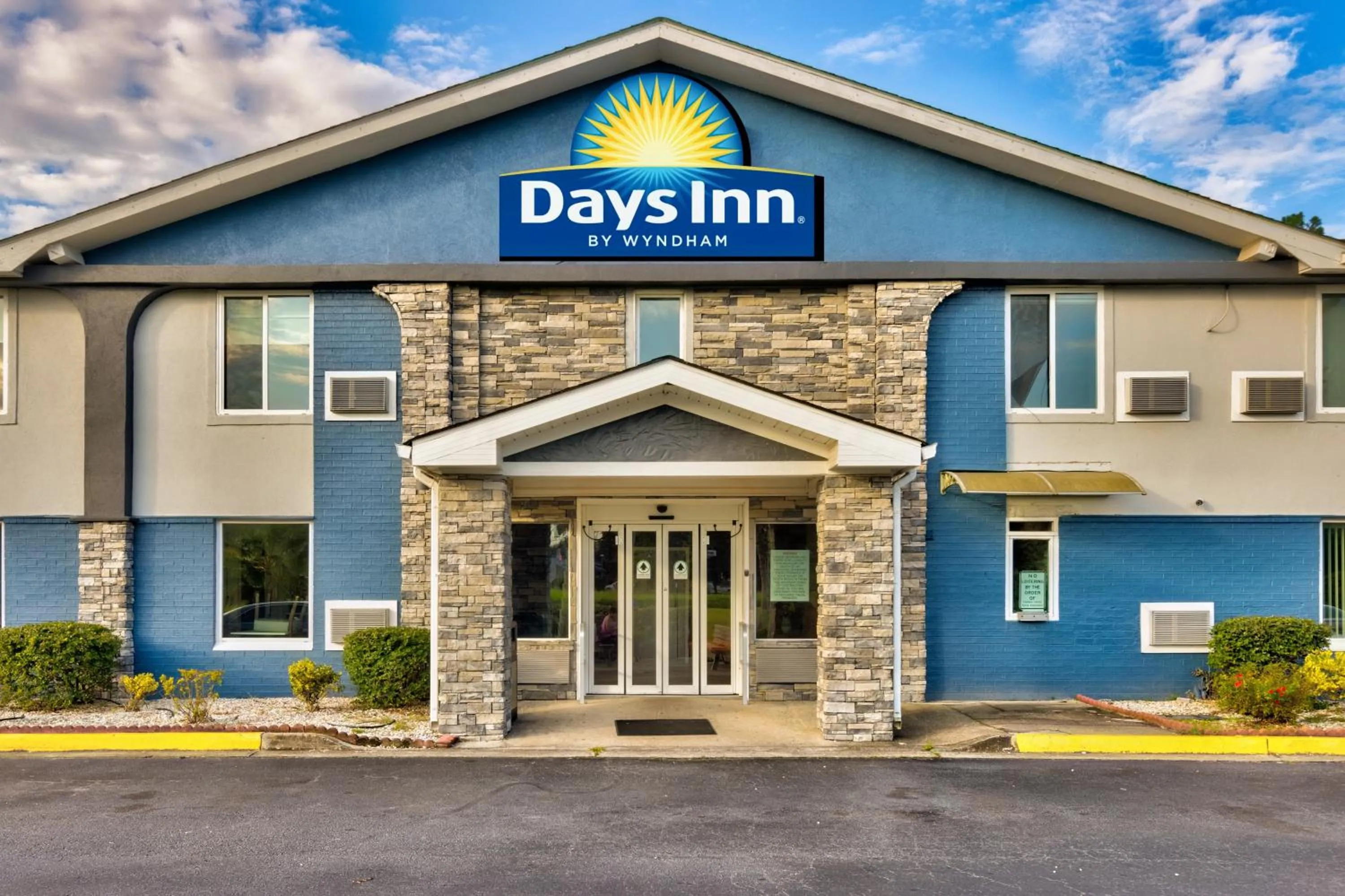 Facade/entrance in Days Inn by Wyndham Savannah Gateway I-95