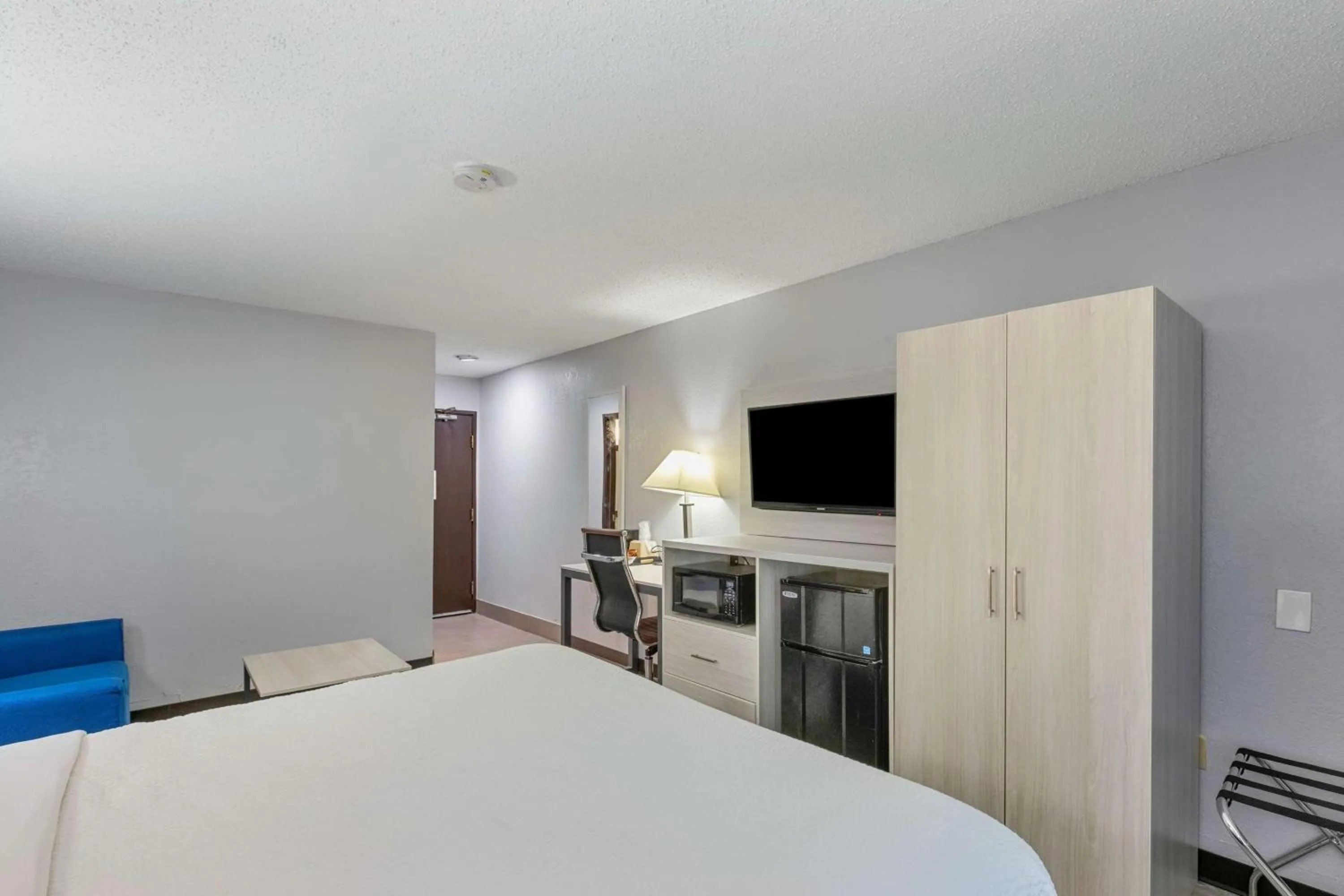 Photo of the whole room, Bed in Days Inn by Wyndham Savannah Gateway I-95