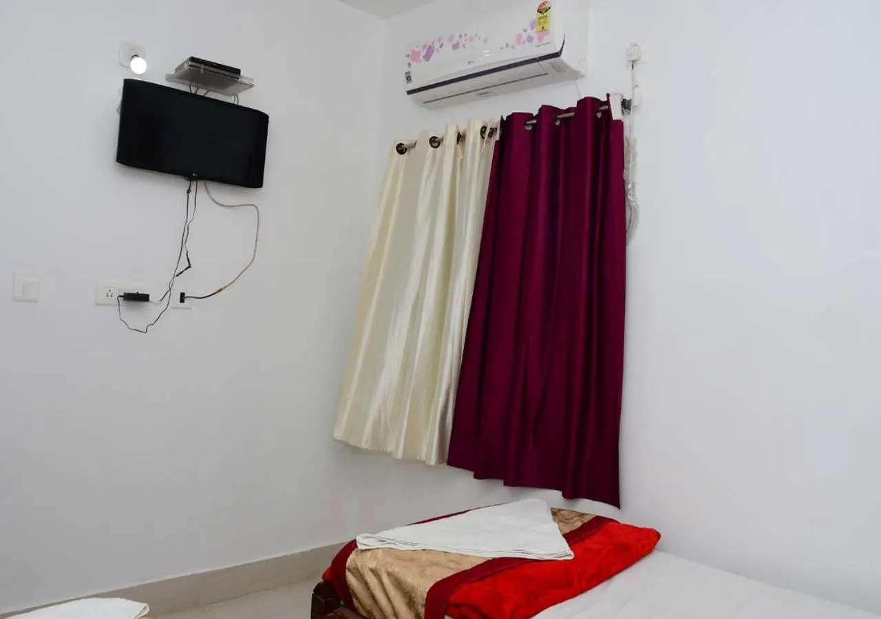 Communal lounge/ TV room in Satiya Guest House