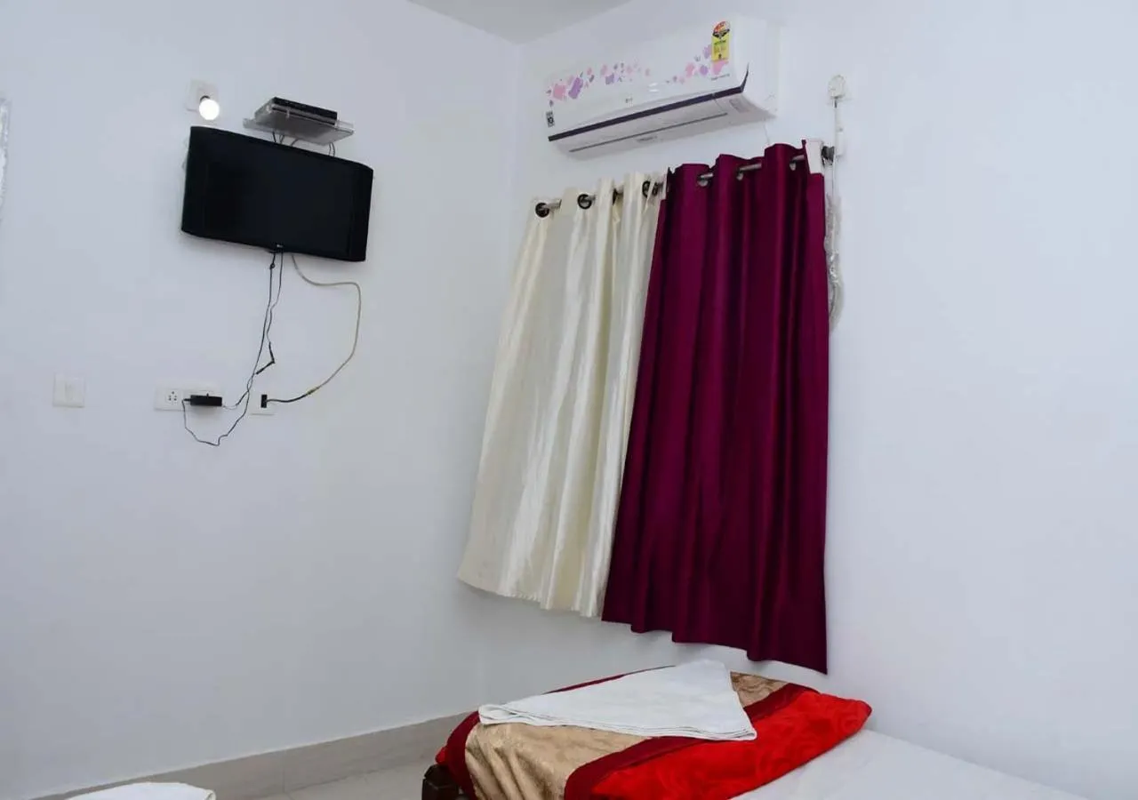 Communal lounge/ TV room in Satiya Guest House