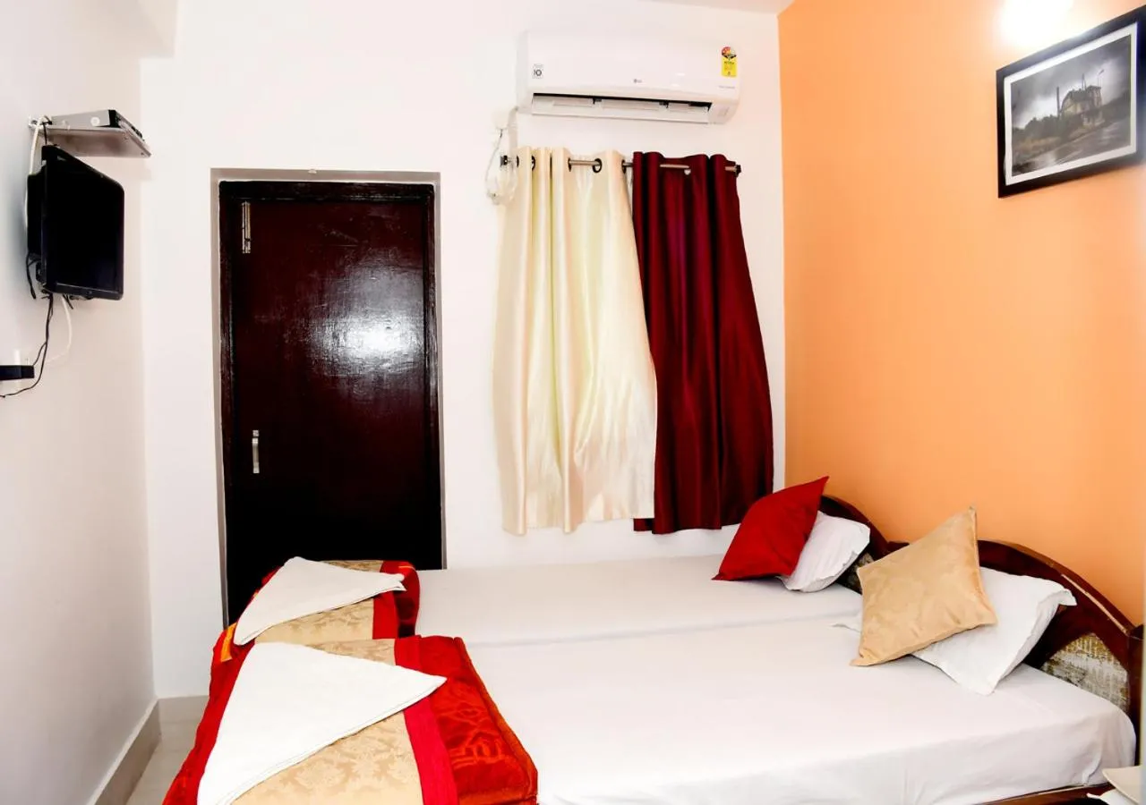 Communal lounge/ TV room in Satiya Guest House