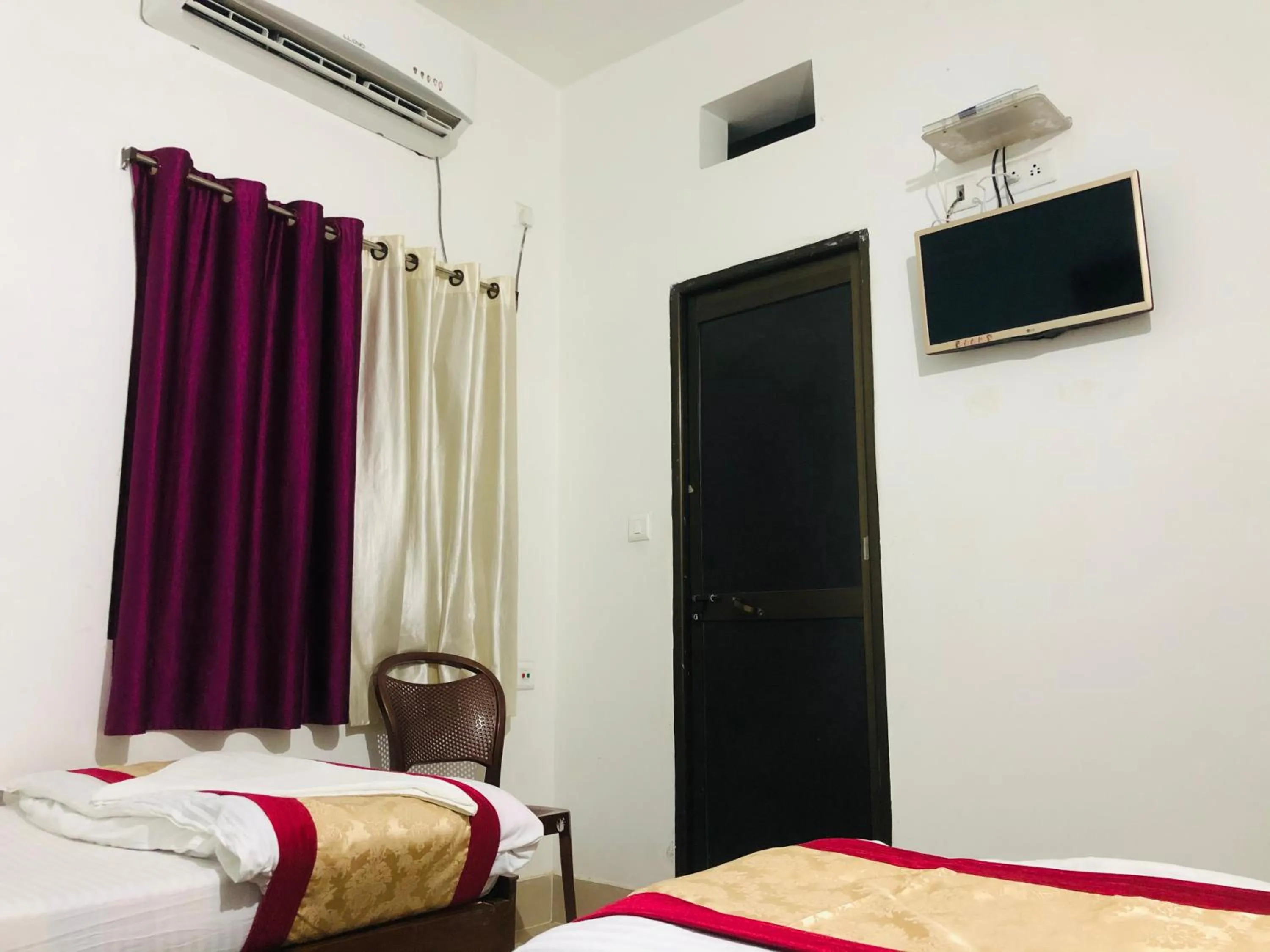 TV and multimedia in Satiya Guest House