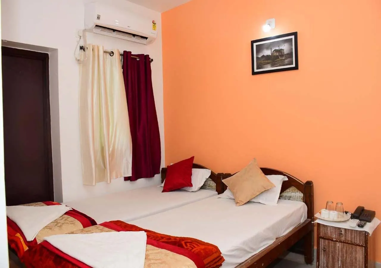 Bed in Satiya Guest House