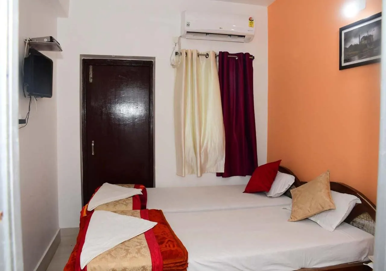 Communal lounge/ TV room in Satiya Guest House