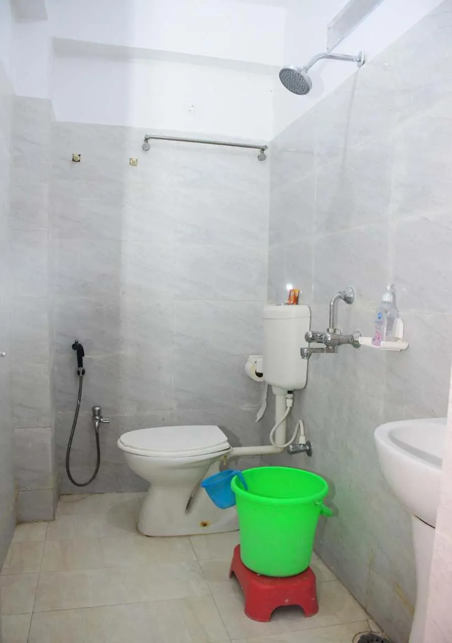 Shower in Satiya Guest House