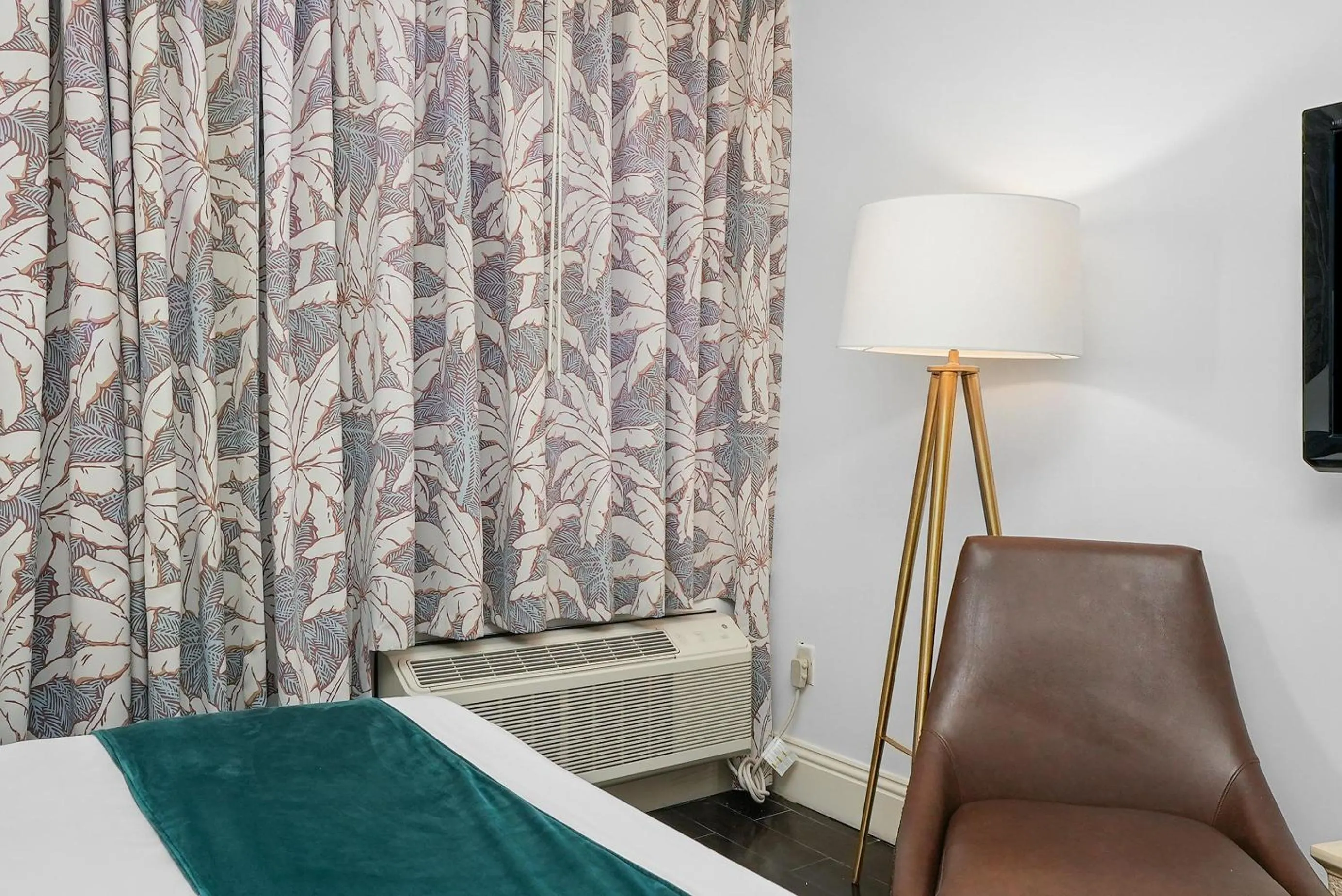 Bedroom, Bed in Riviera Suites