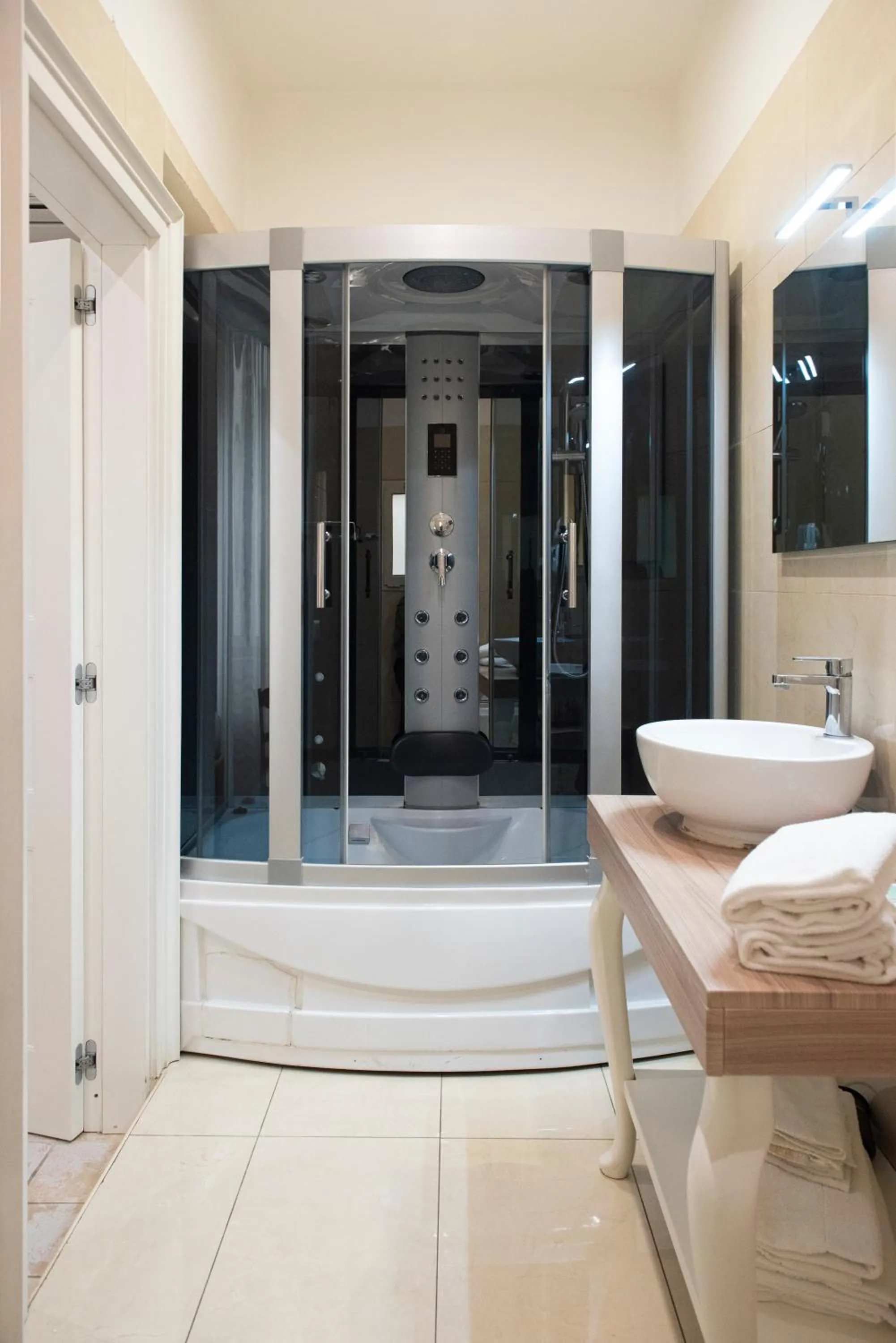 Hot Tub, Bed in Certosa Suite