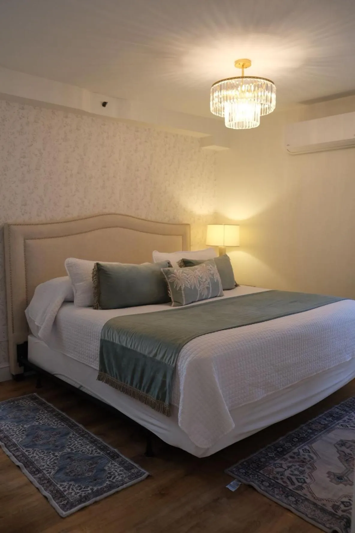 Bed in America's Cup Inn Newport