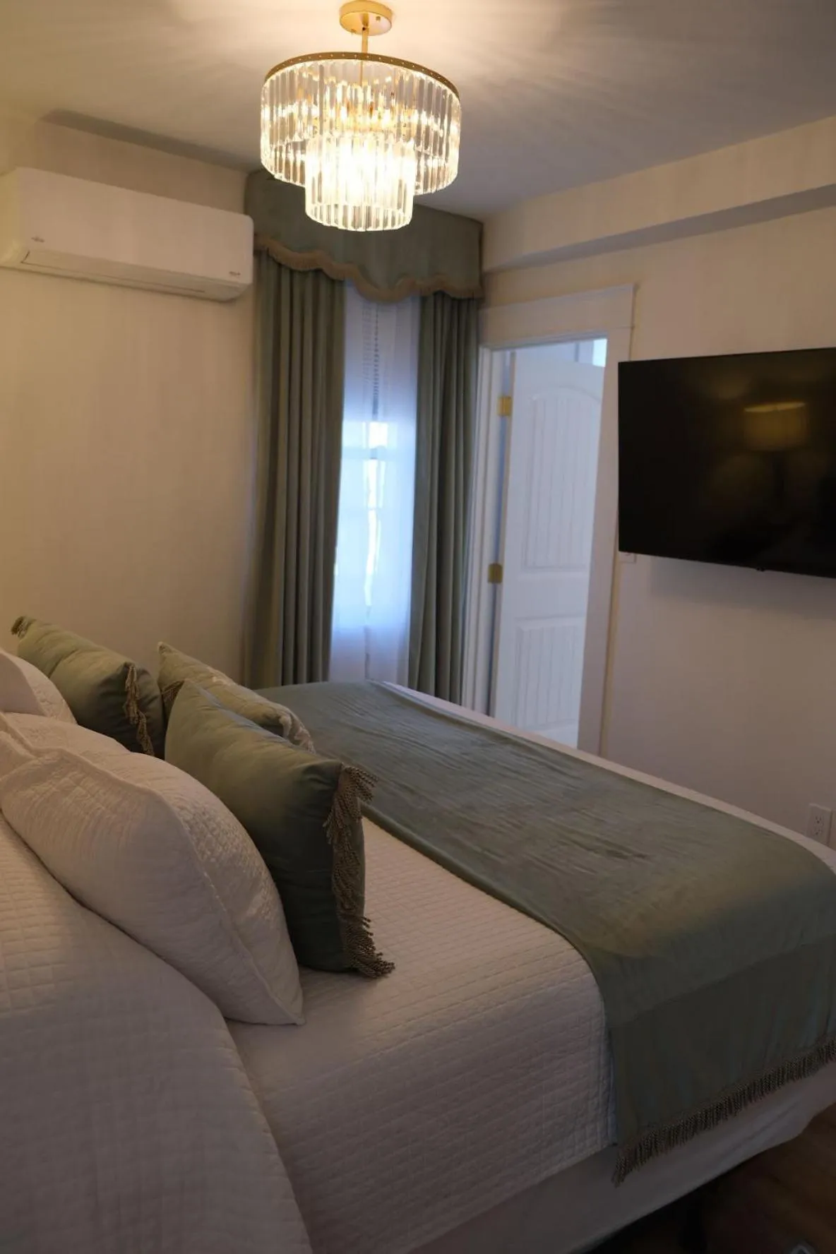 Bed in America's Cup Inn Newport