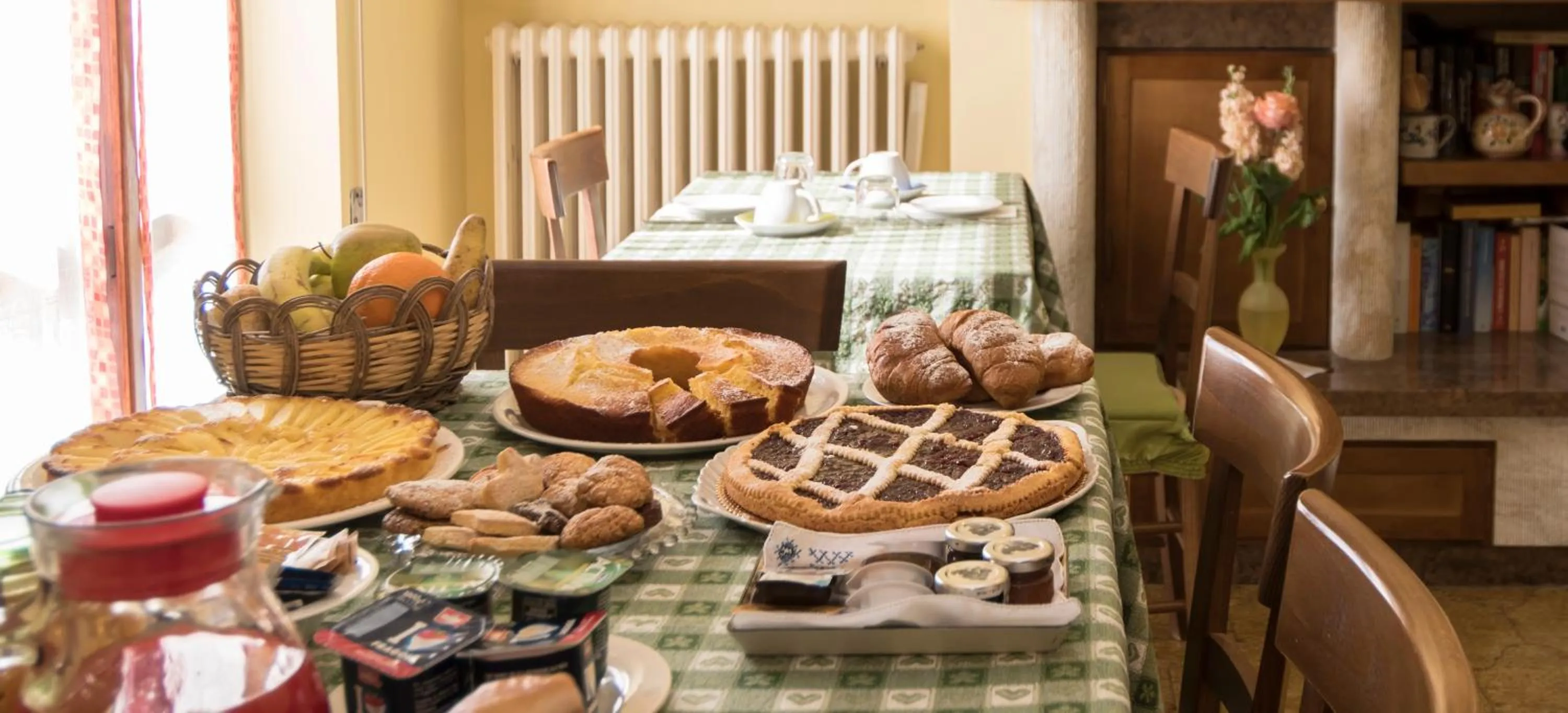 Communal lounge/ TV room in Camere Mariella