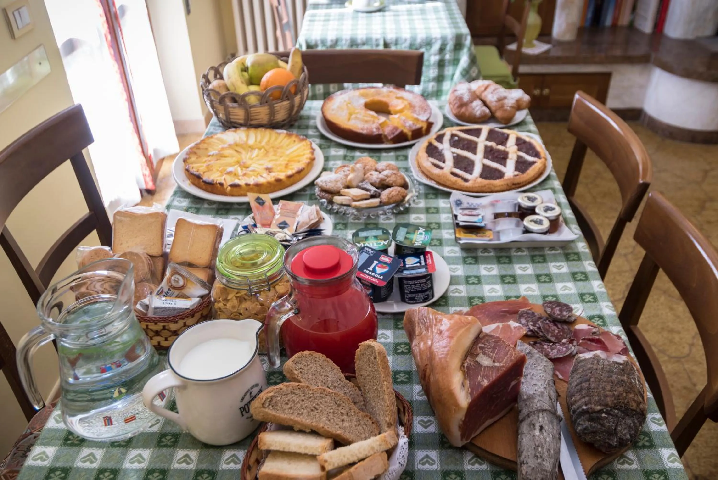 Communal lounge/ TV room in Camere Mariella