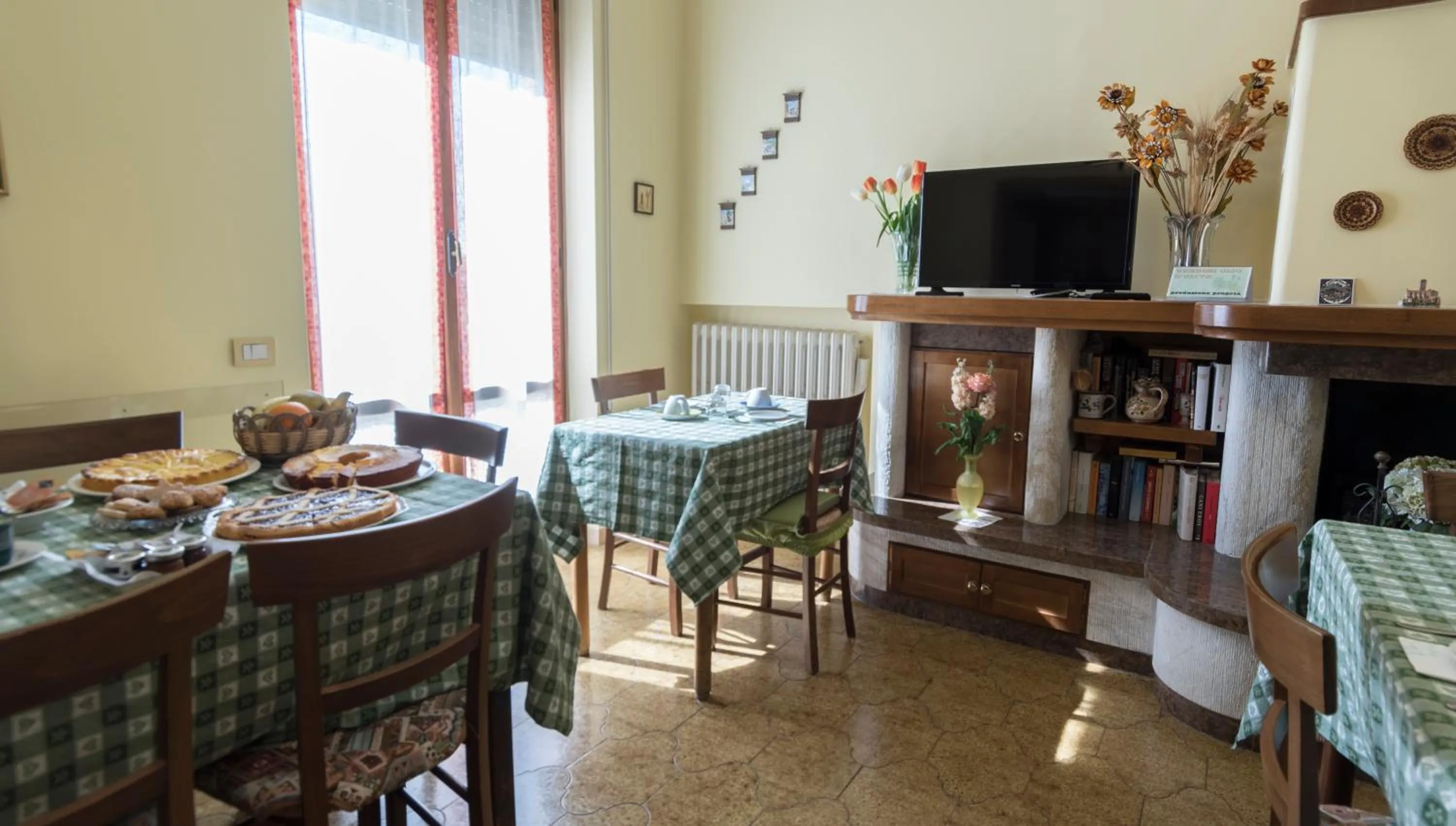 Communal lounge/ TV room in Camere Mariella