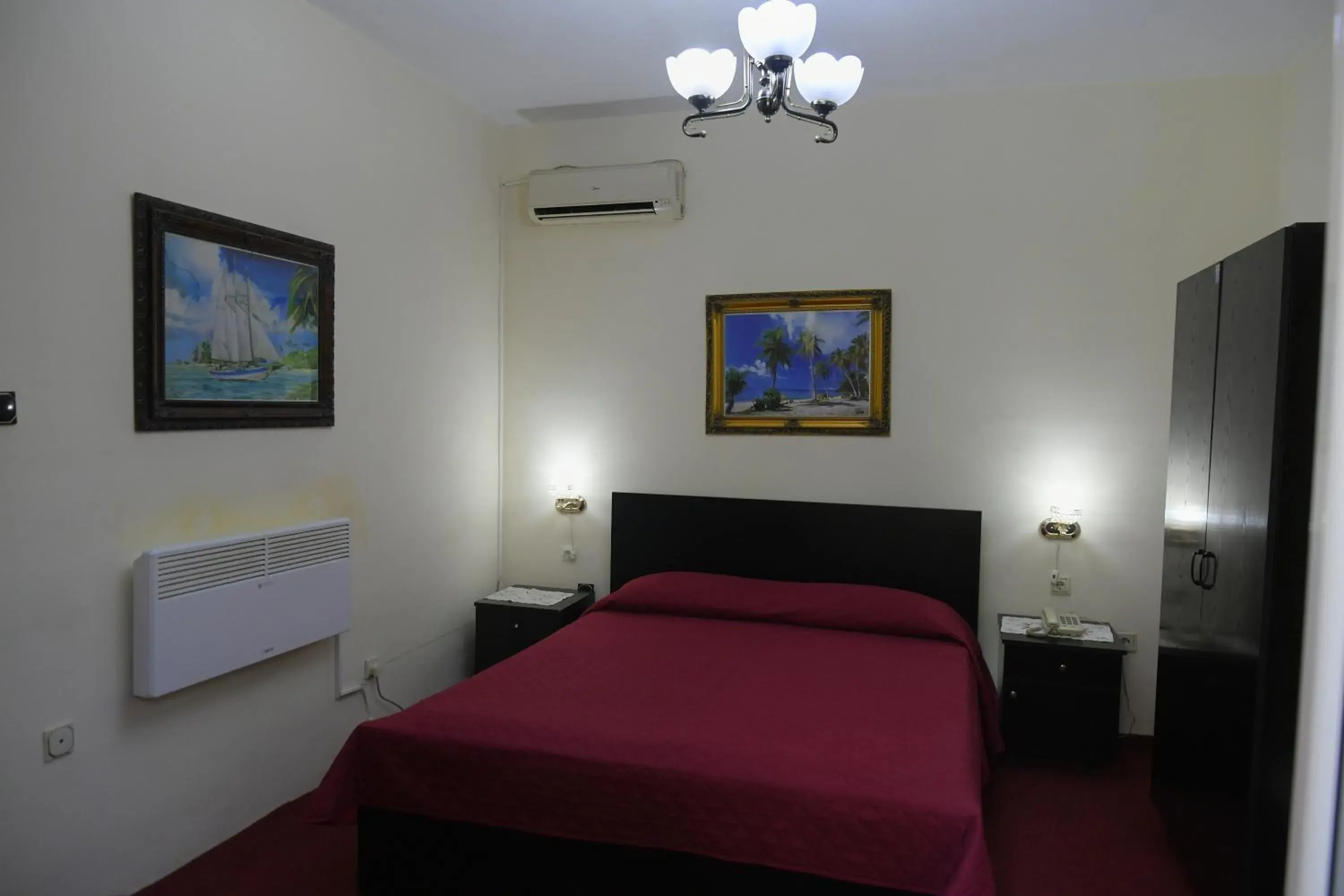 Double Room with Private Bathroom in Hotel HAXHIU Double Room with Private Bathroom in Hotel HAXHIU