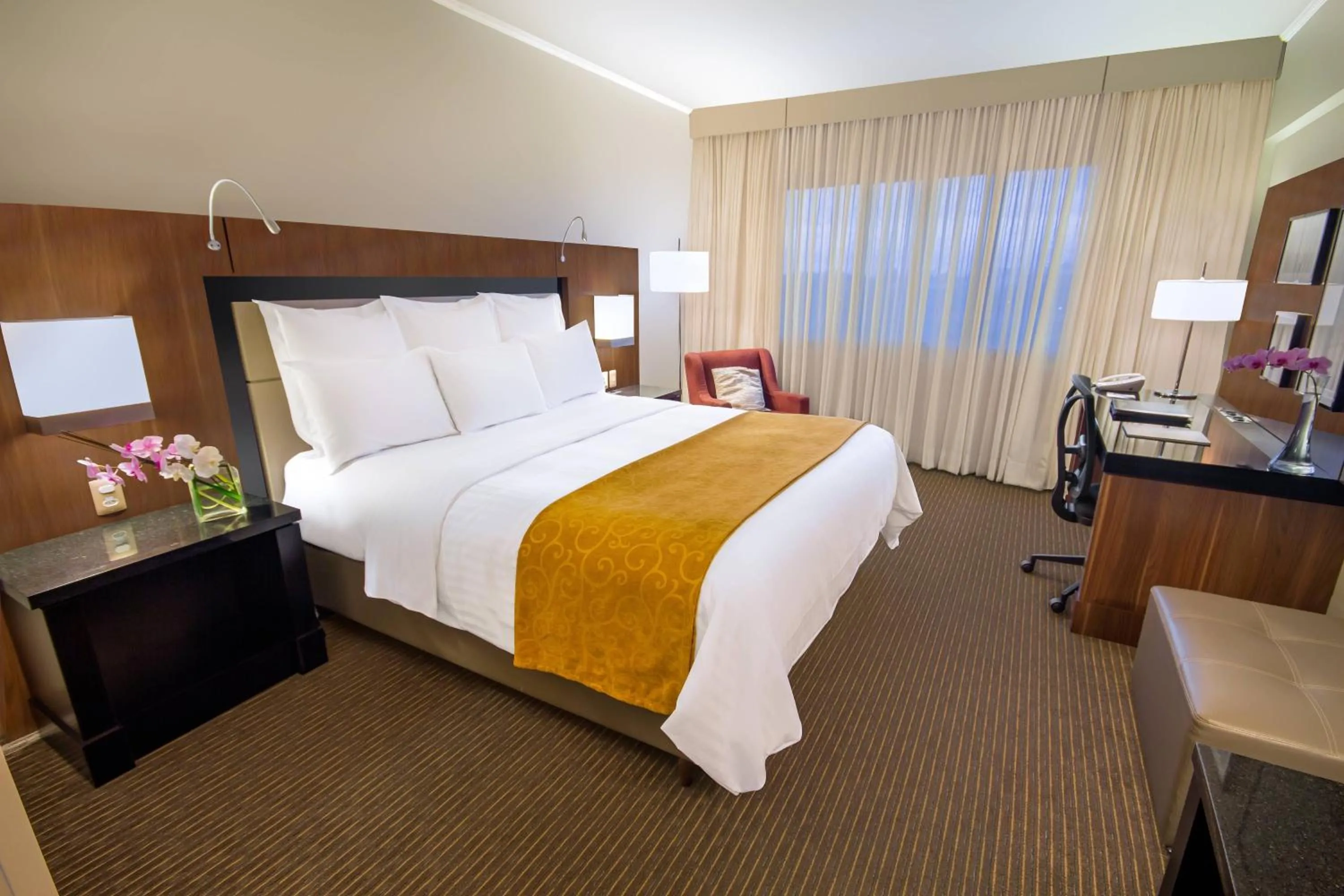 Photo of the whole room, Bed in Marriott São Paulo Airport Hotel