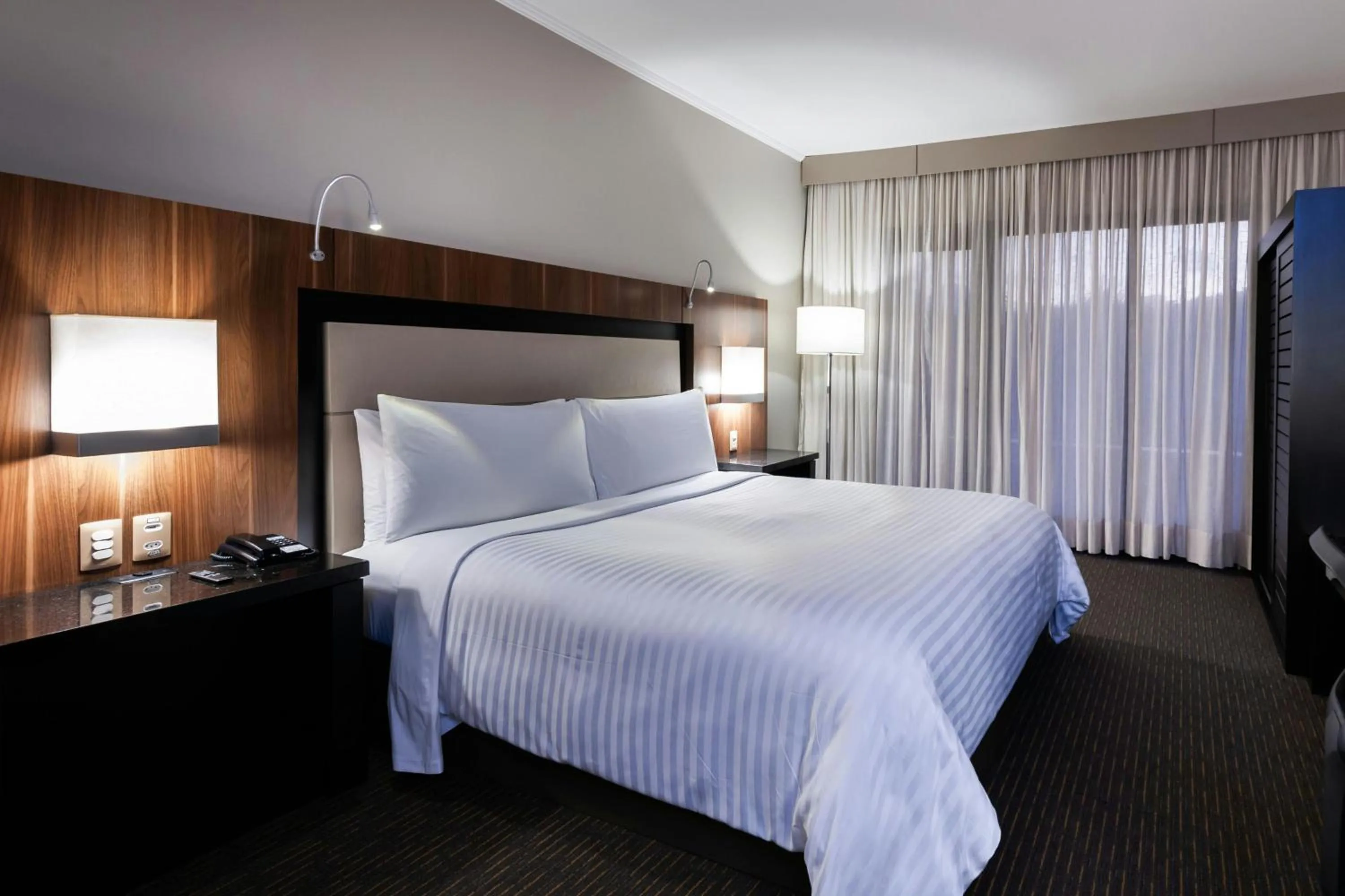 Photo of the whole room, Bed in Marriott São Paulo Airport Hotel