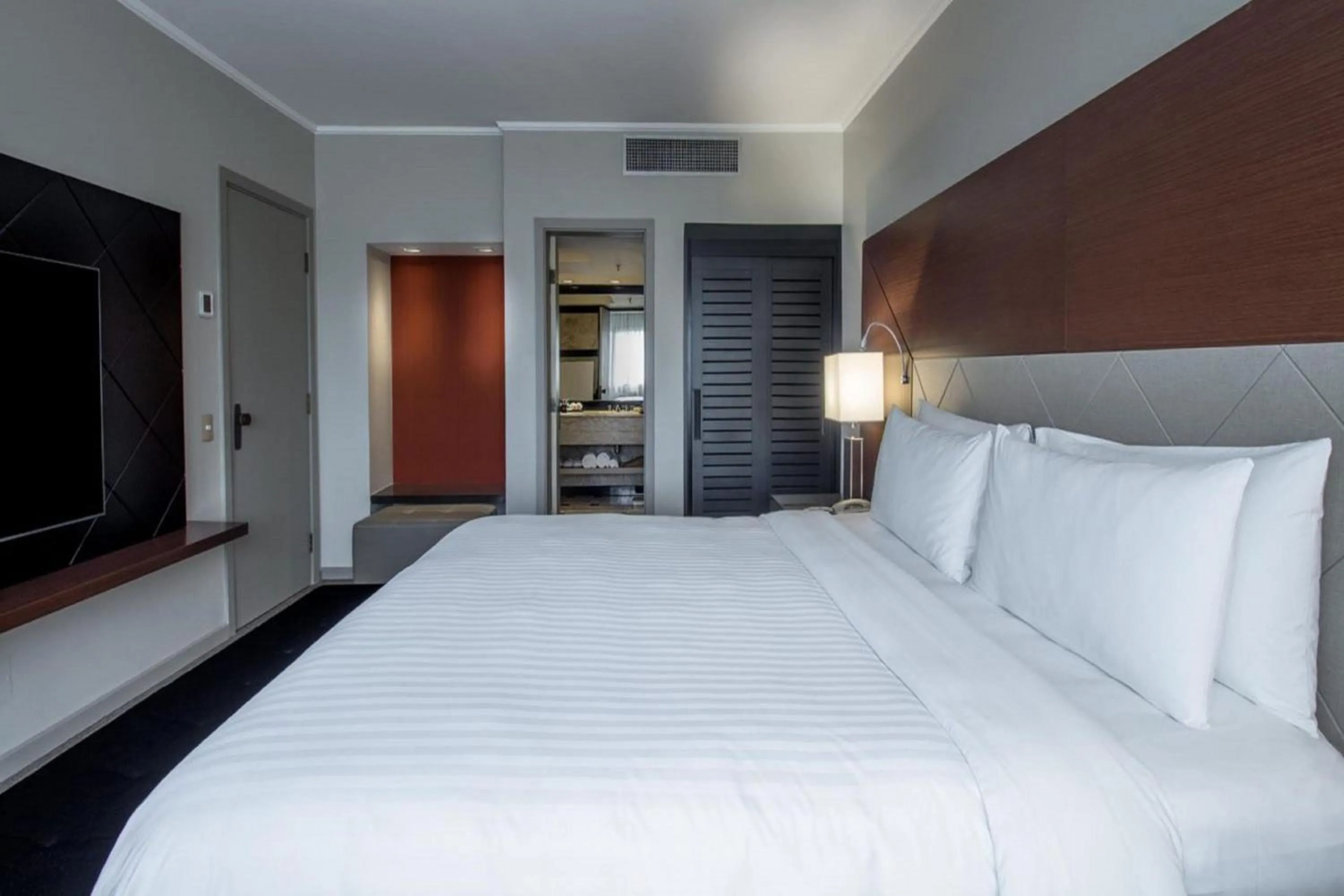 Bedroom, Bed in Marriott São Paulo Airport Hotel