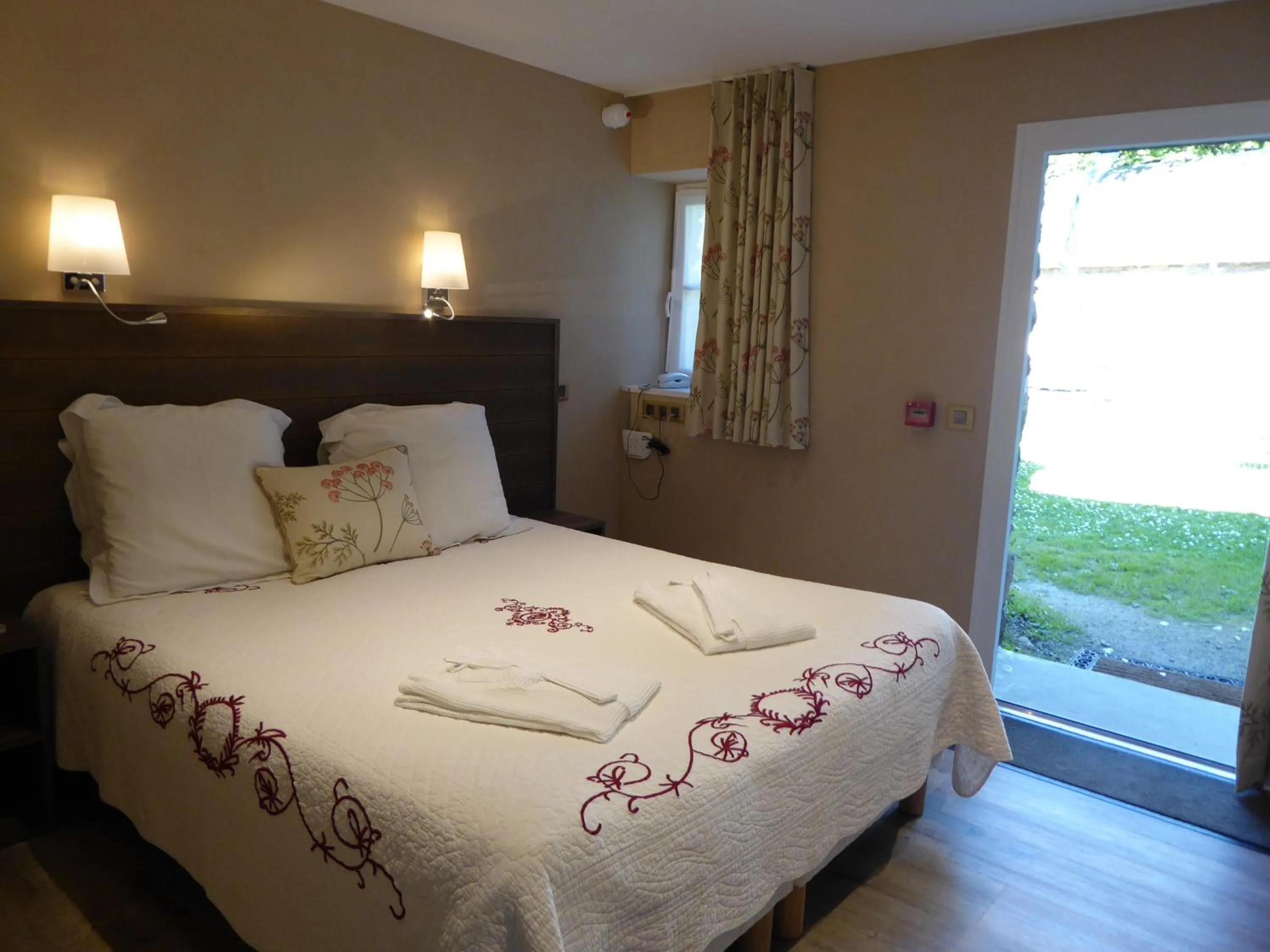 Double or Twin Room - Disability Access in Hôtel Kastell Dinec'h