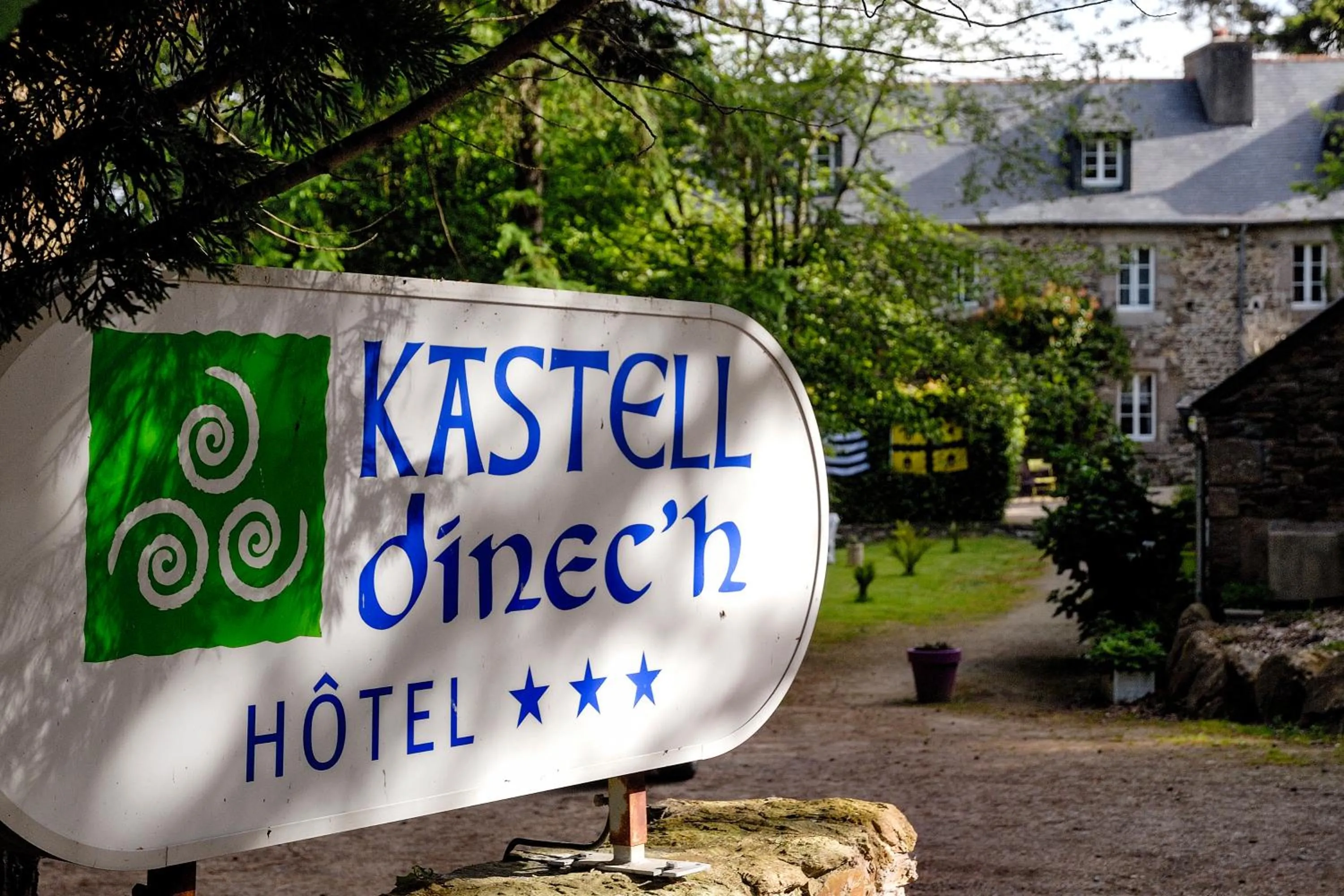 Facade/entrance in Hôtel Kastell Dinec'h
