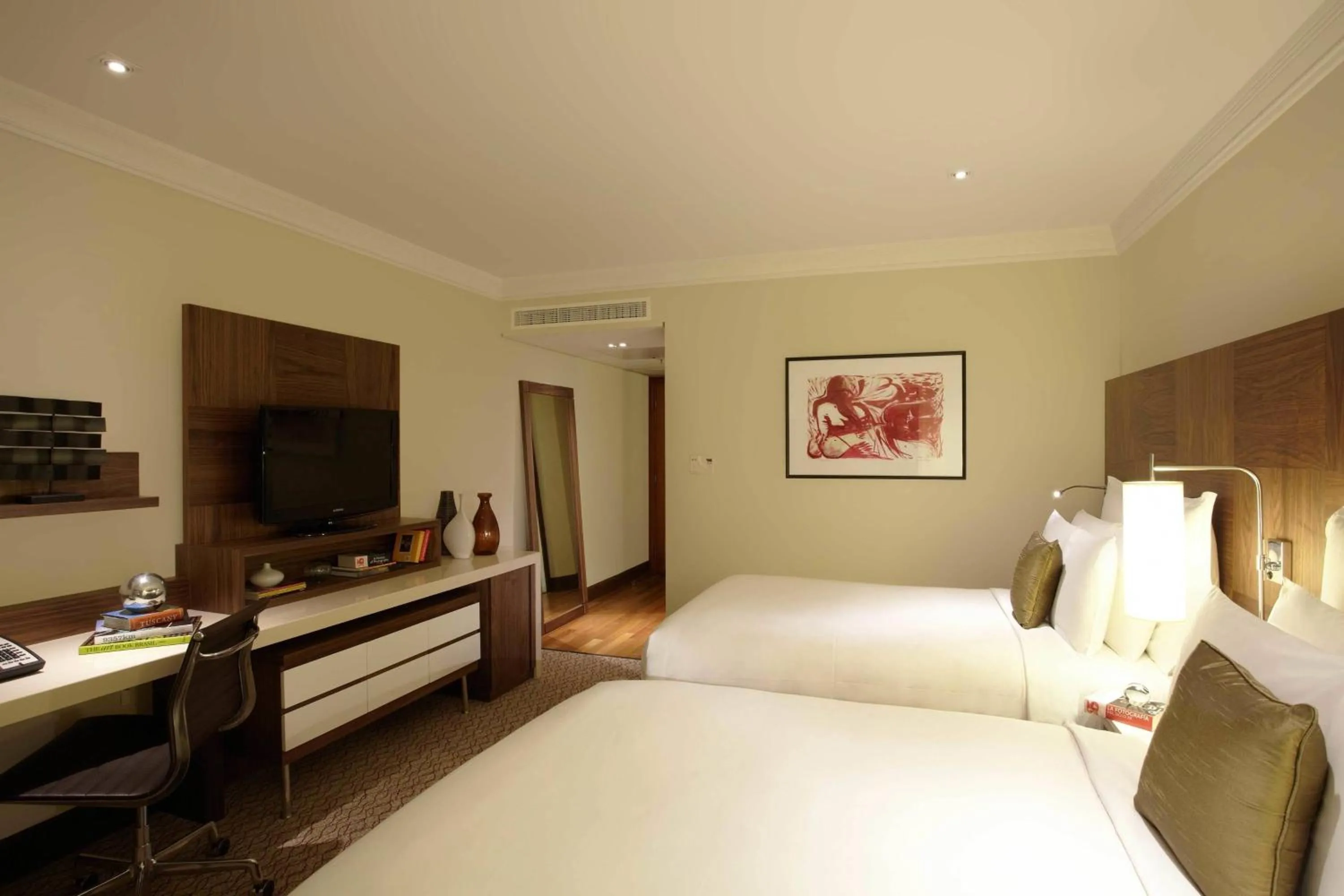 Photo of the whole room, Bed in Renaissance São Paulo Hotel