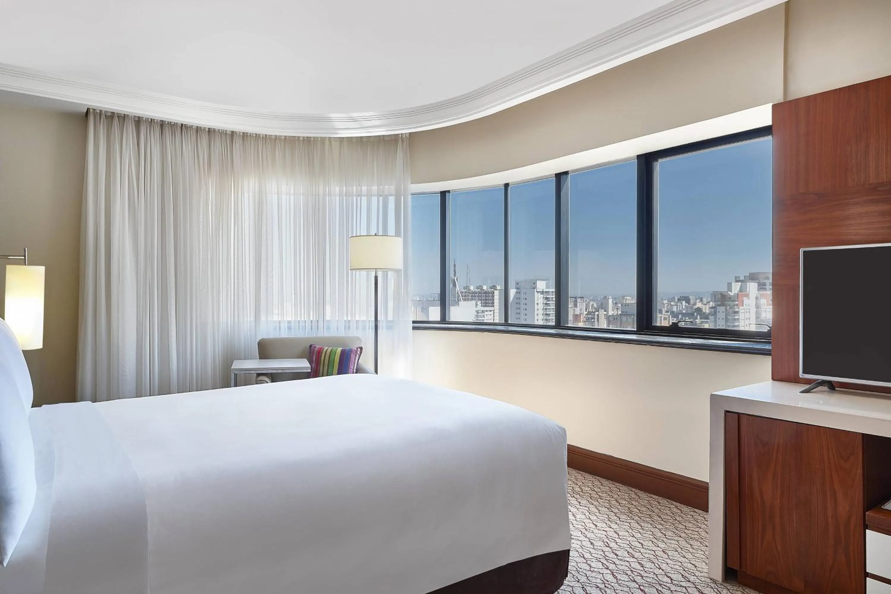 Photo of the whole room, Bed in Renaissance São Paulo Hotel