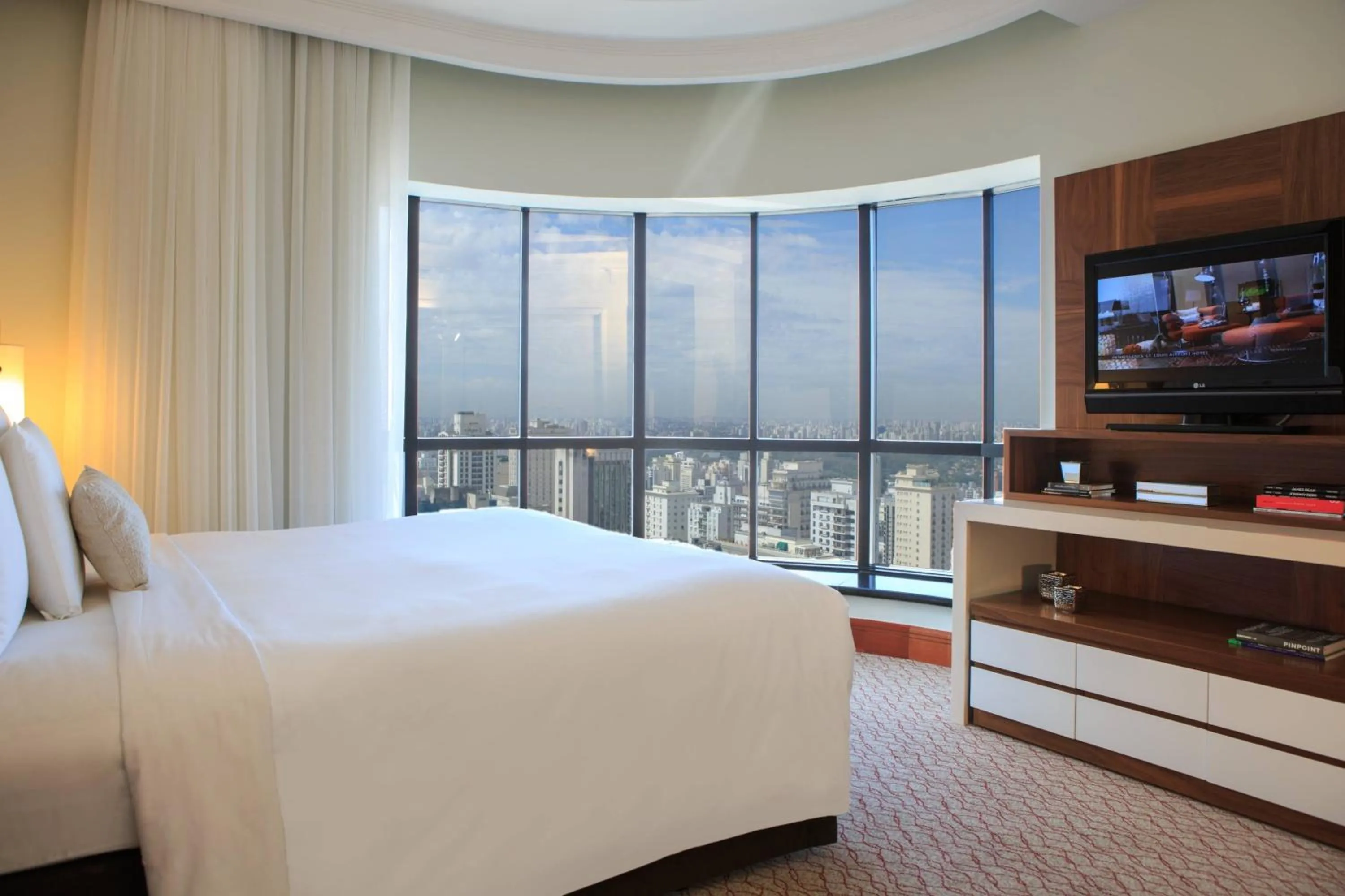 Bedroom, Bed in Renaissance São Paulo Hotel