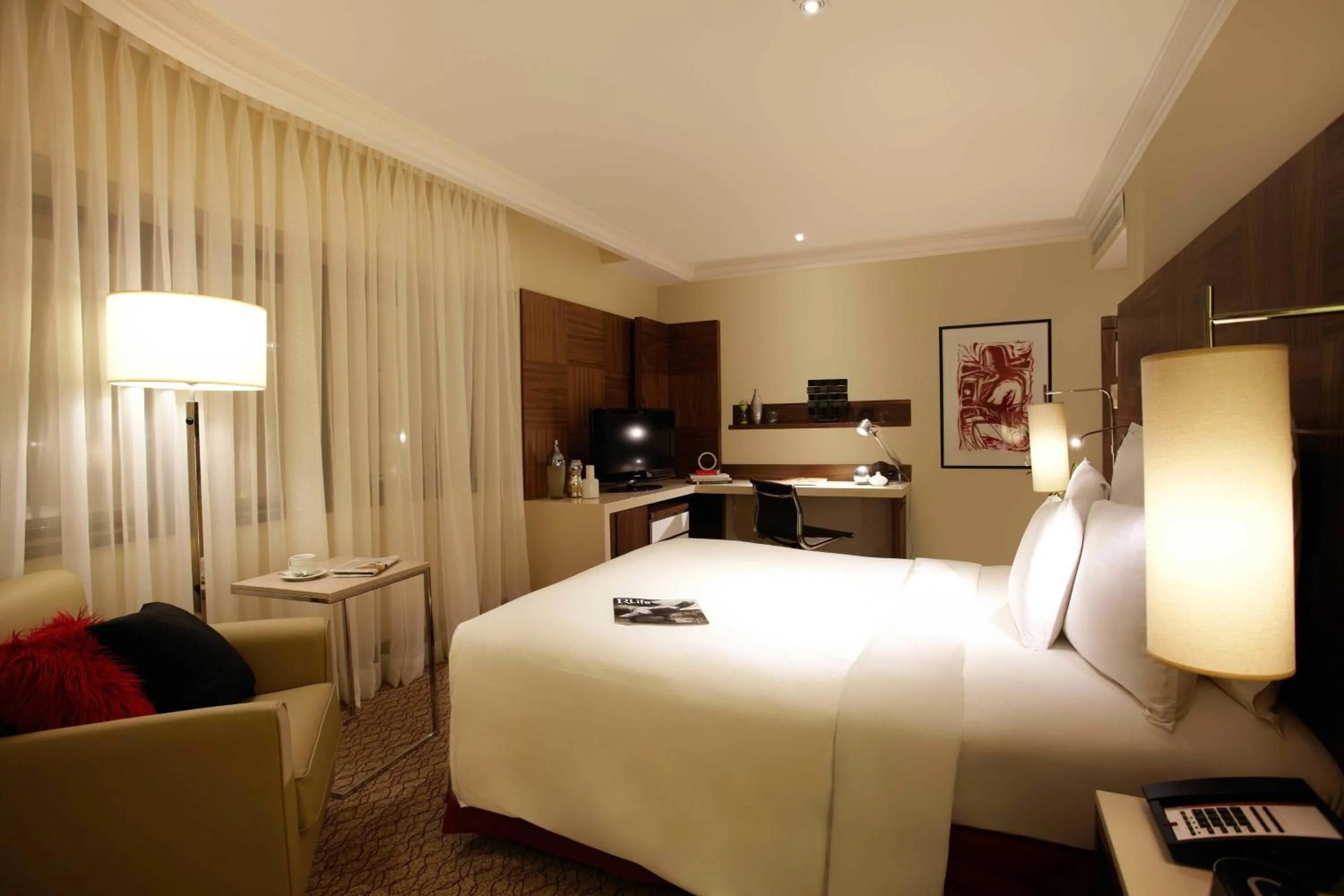 Photo of the whole room, Bed in Renaissance São Paulo Hotel