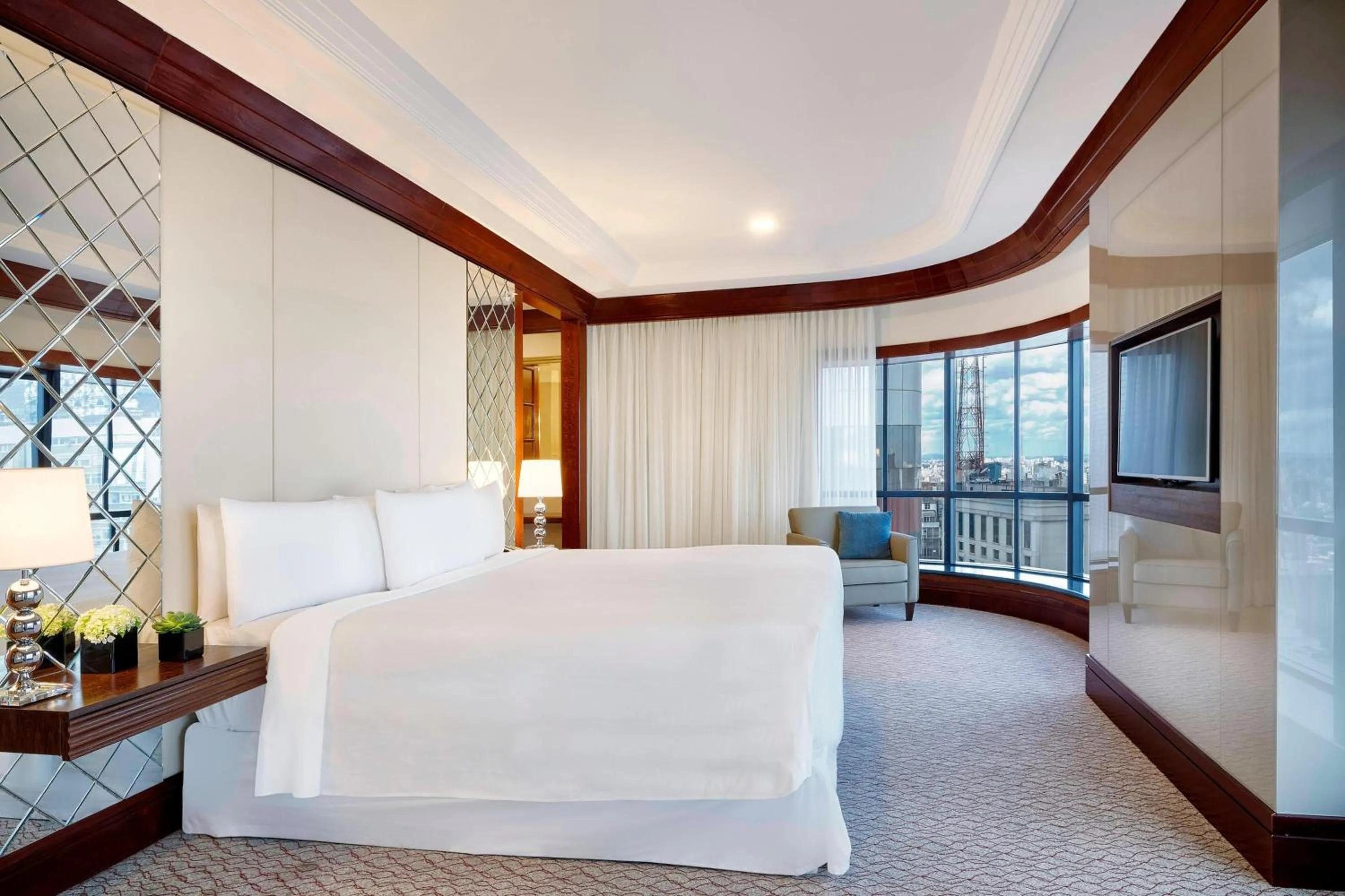 Bedroom, Bed in Renaissance São Paulo Hotel