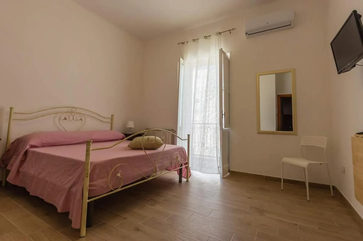 Photo of the whole room, Bed in Affittacamere Raggio di sole