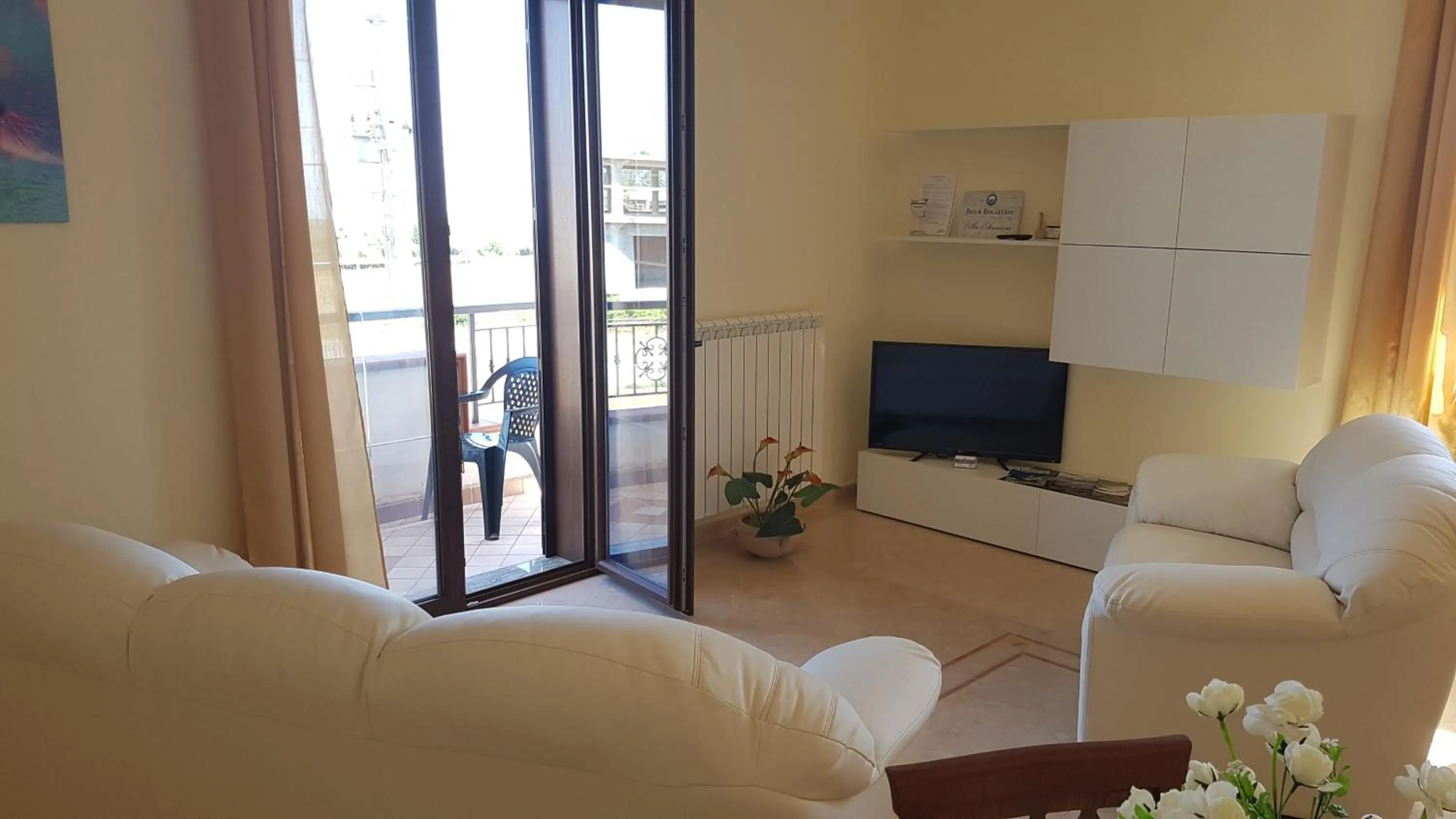 Communal lounge/ TV room in B&B Villa Eleonora Tropea